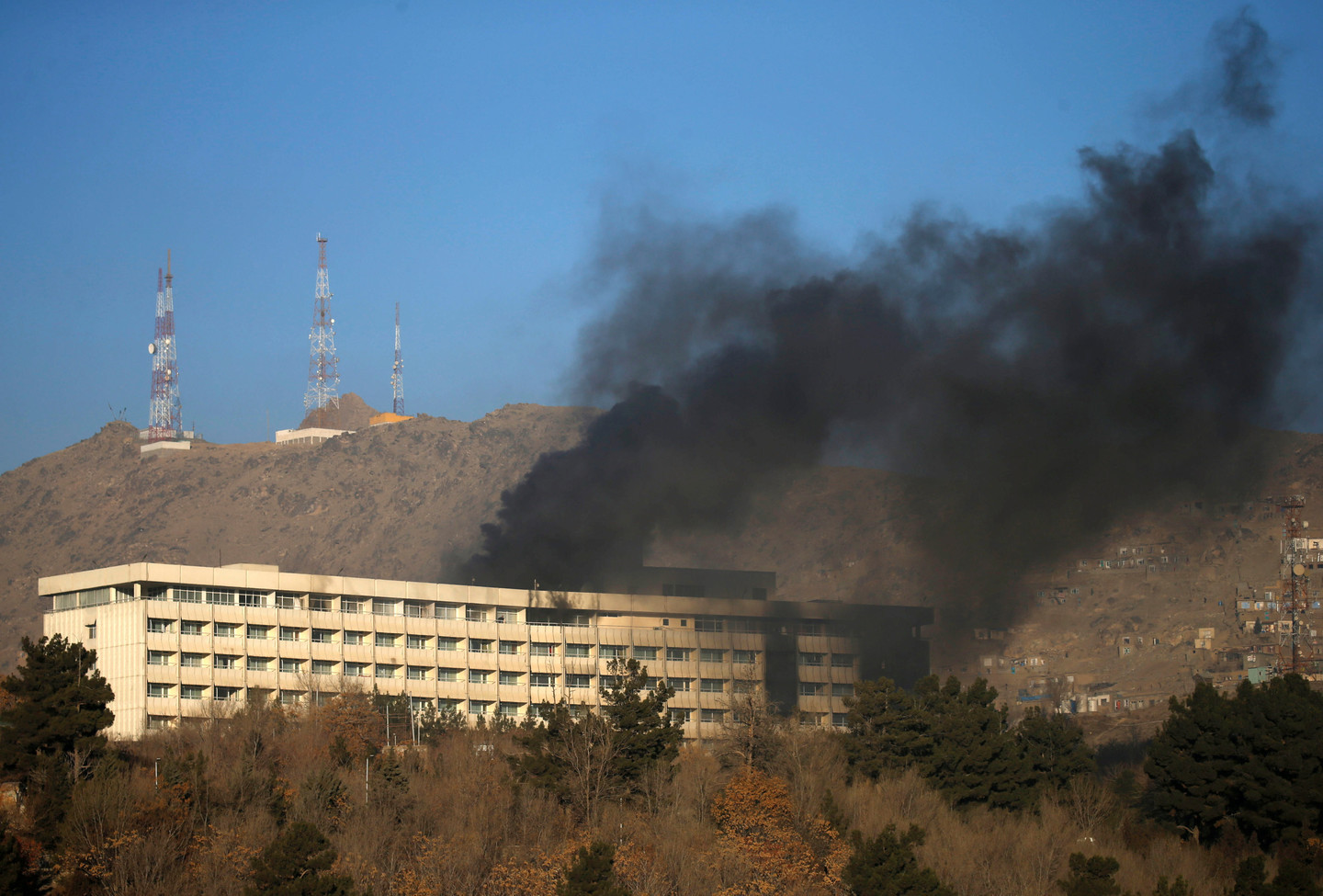 Атакованный боевиками отель в Кабуле. Фото: &copy; REUTERS/Mohammad Ismail