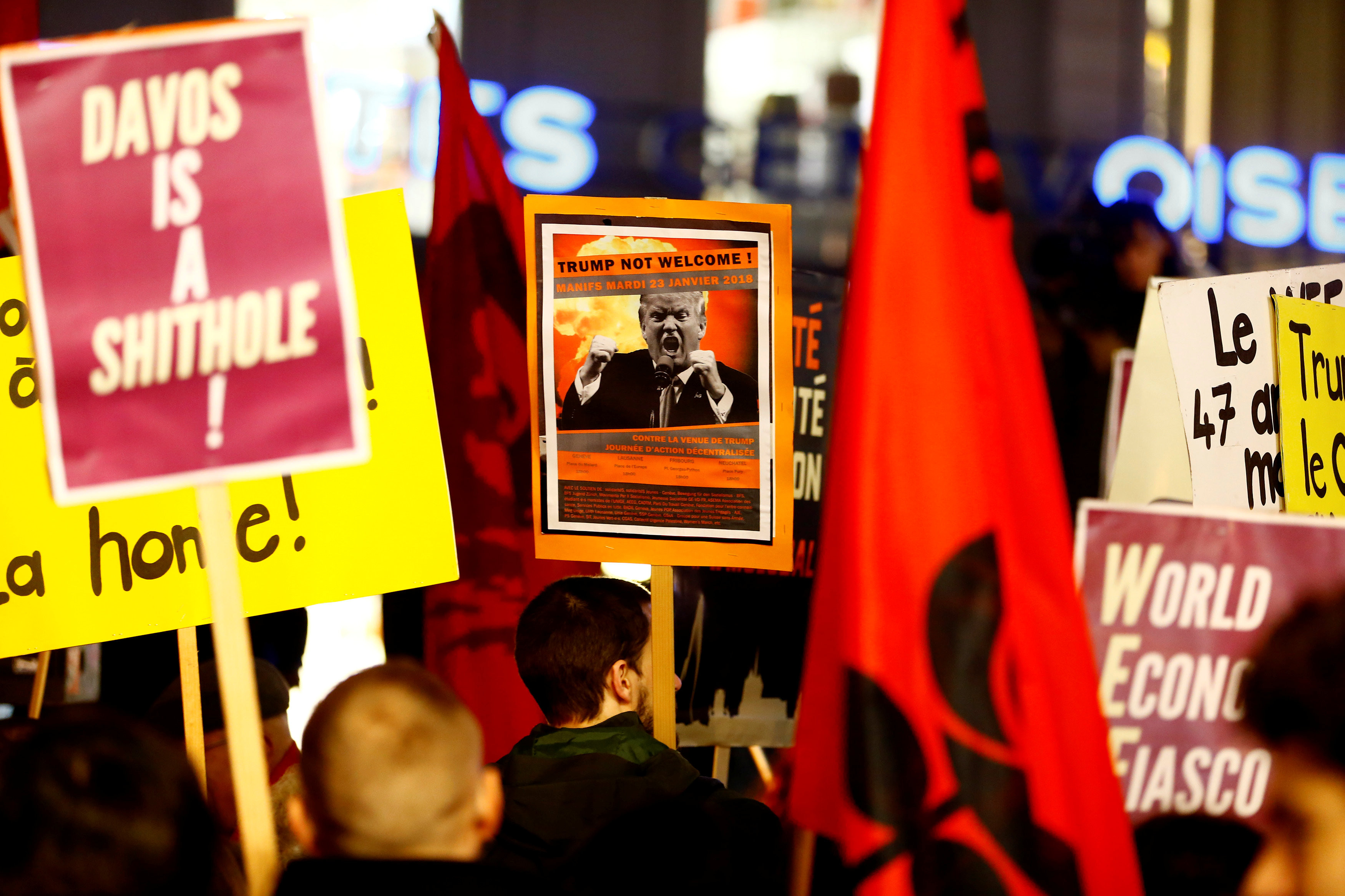Акция протеста в Давосе. Фото: &copy;&nbsp;REUTERS/Pierre Albouy