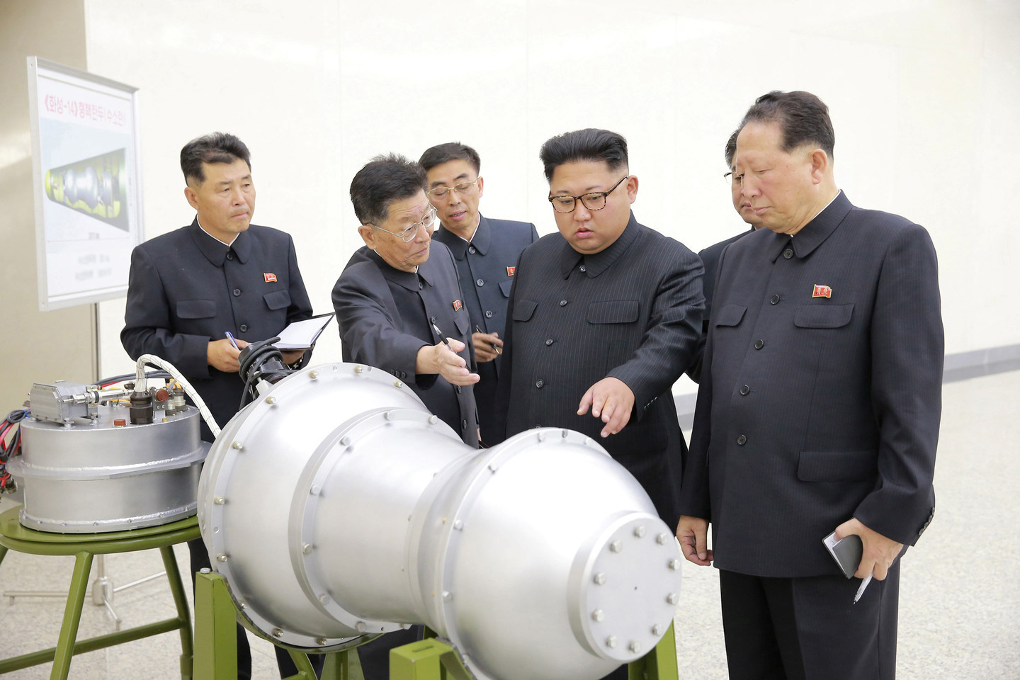 Ким Чен Ын во время визита в Институт ядерного оружия. Фото: &copy; KCNA/REUTERS