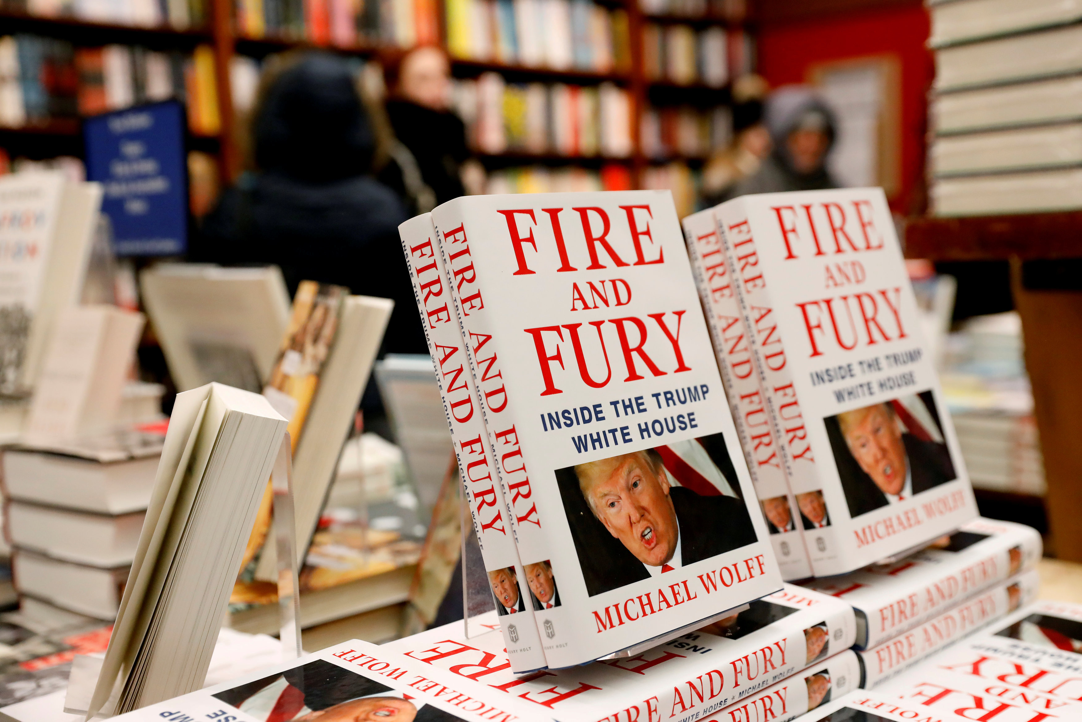 Книга Майкла Вольфа "Огонь и ярость: в Белом доме Трампа". Фото: &copy; REUTERS/Shannon Stapleton