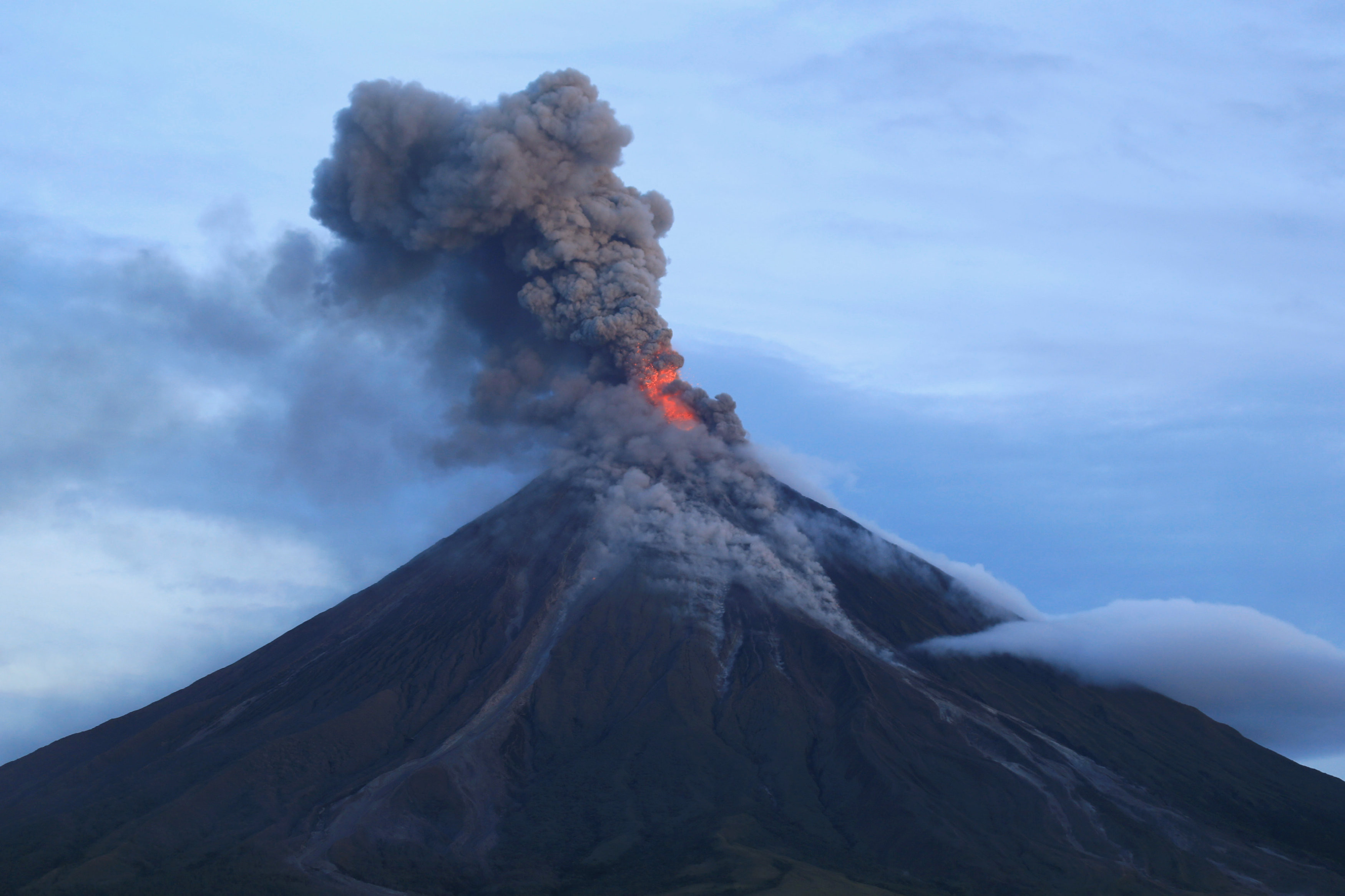 Угроза извержения. Пелейский Тип извержения вулкана. Самый страшный вулкан в мире. Дом рядом с вулканом. Выброс пепла из вулкана.