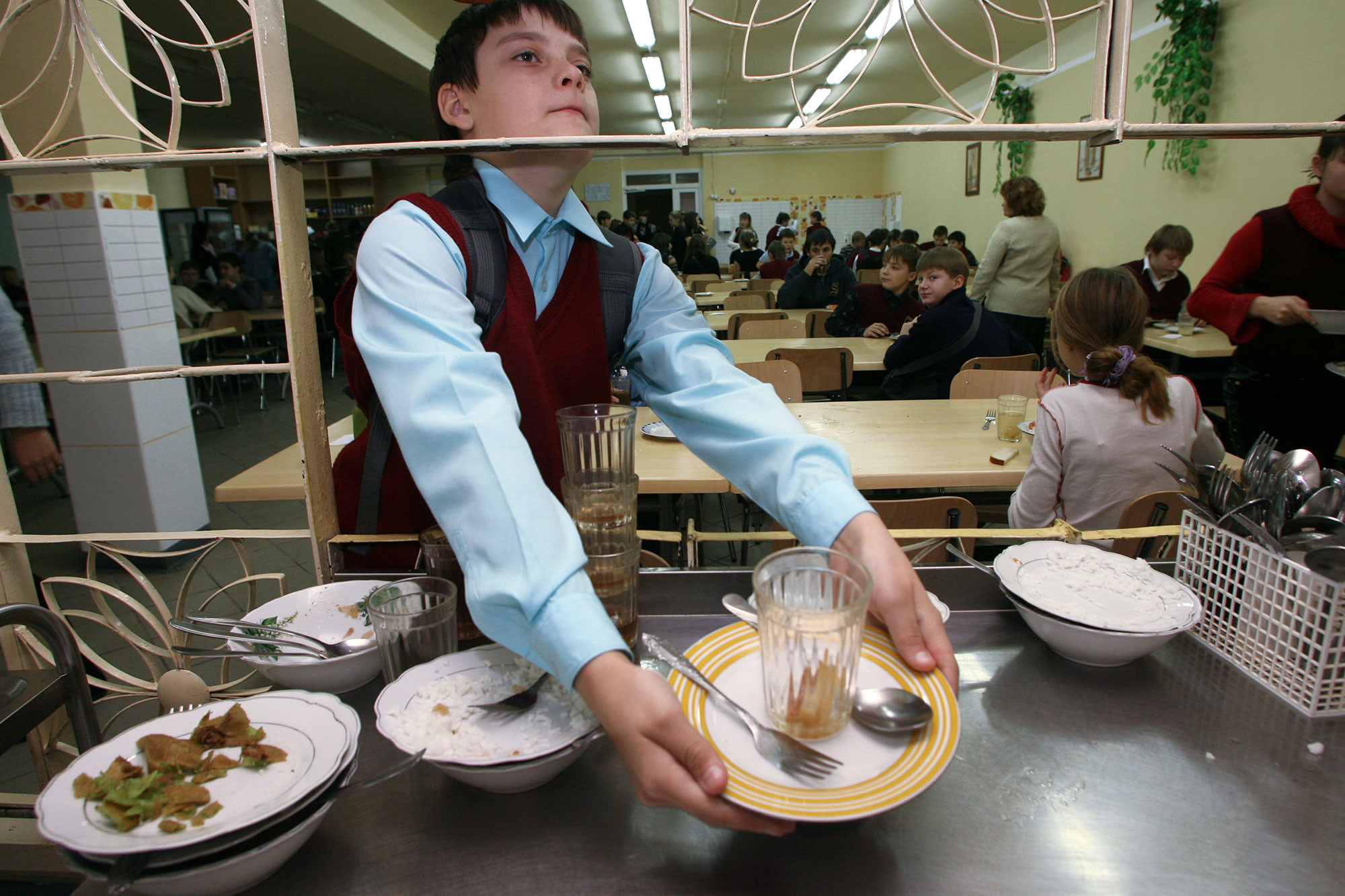Школа голодным. Тарелки в школьных столовых. Школьники в столовой. Ученики в столовой. Школьники в столовой убирают посуду.