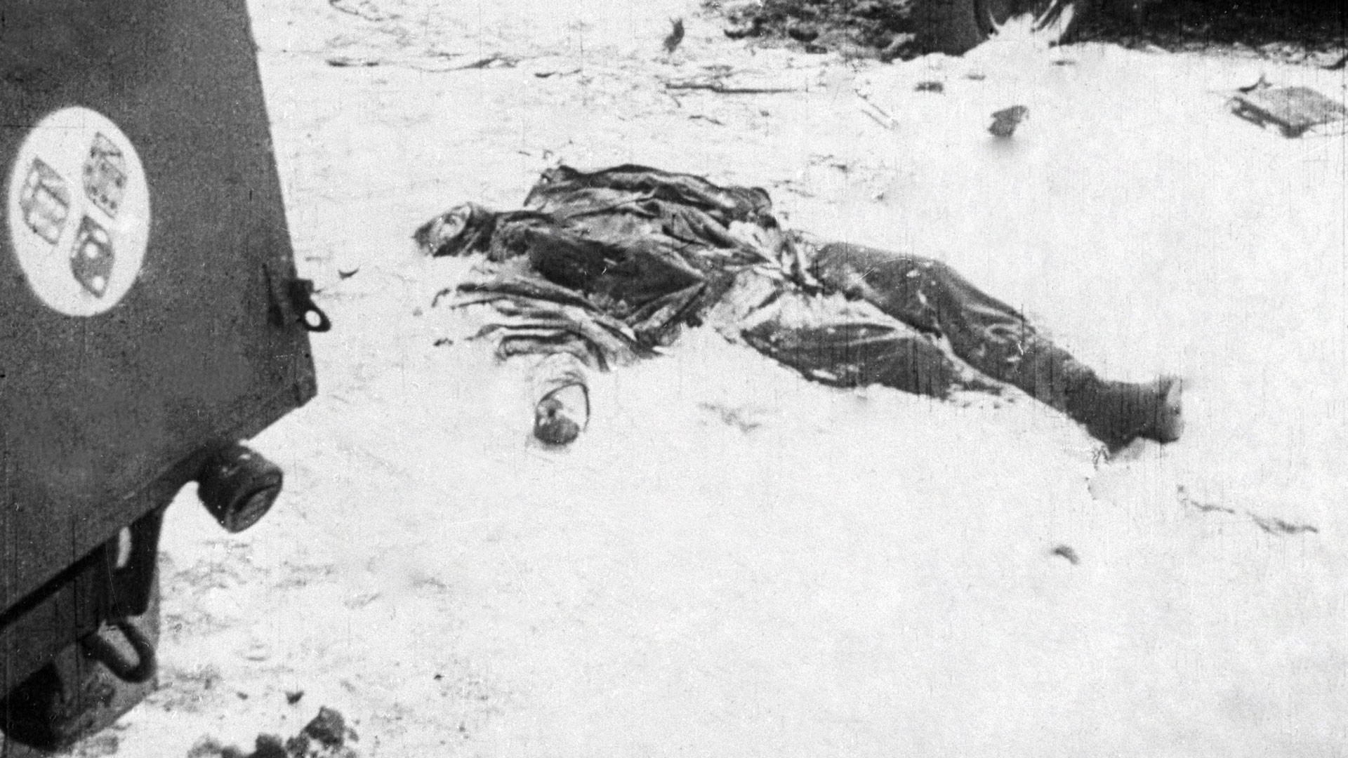 Тело немецкого солдата, убитого в бою под Сталинградом. Фото © РИА "Новости"
