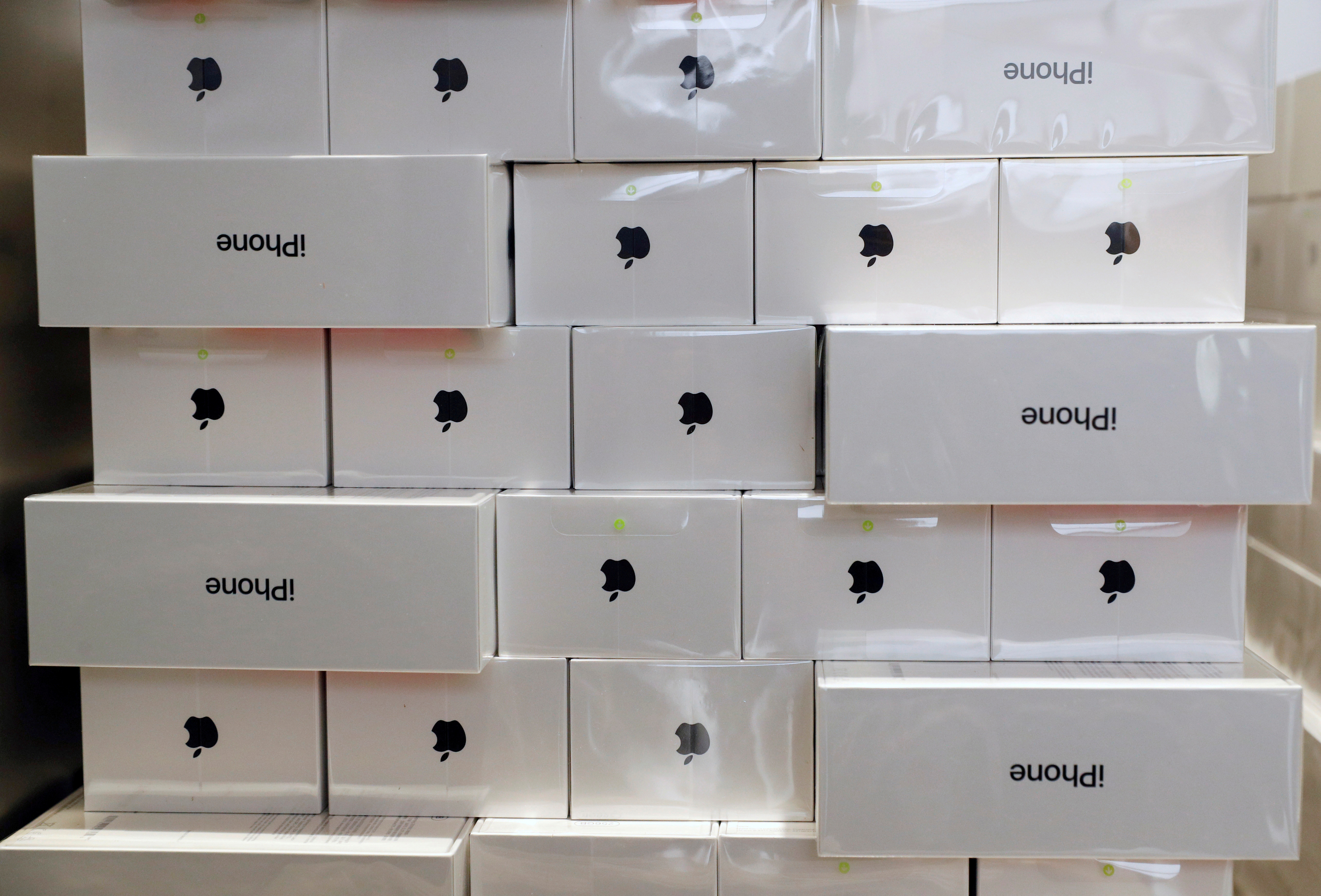Много телефонов айфонов. Много айфонов. Много айфонов в коробках. Продукция Apple. Коробки Apple.