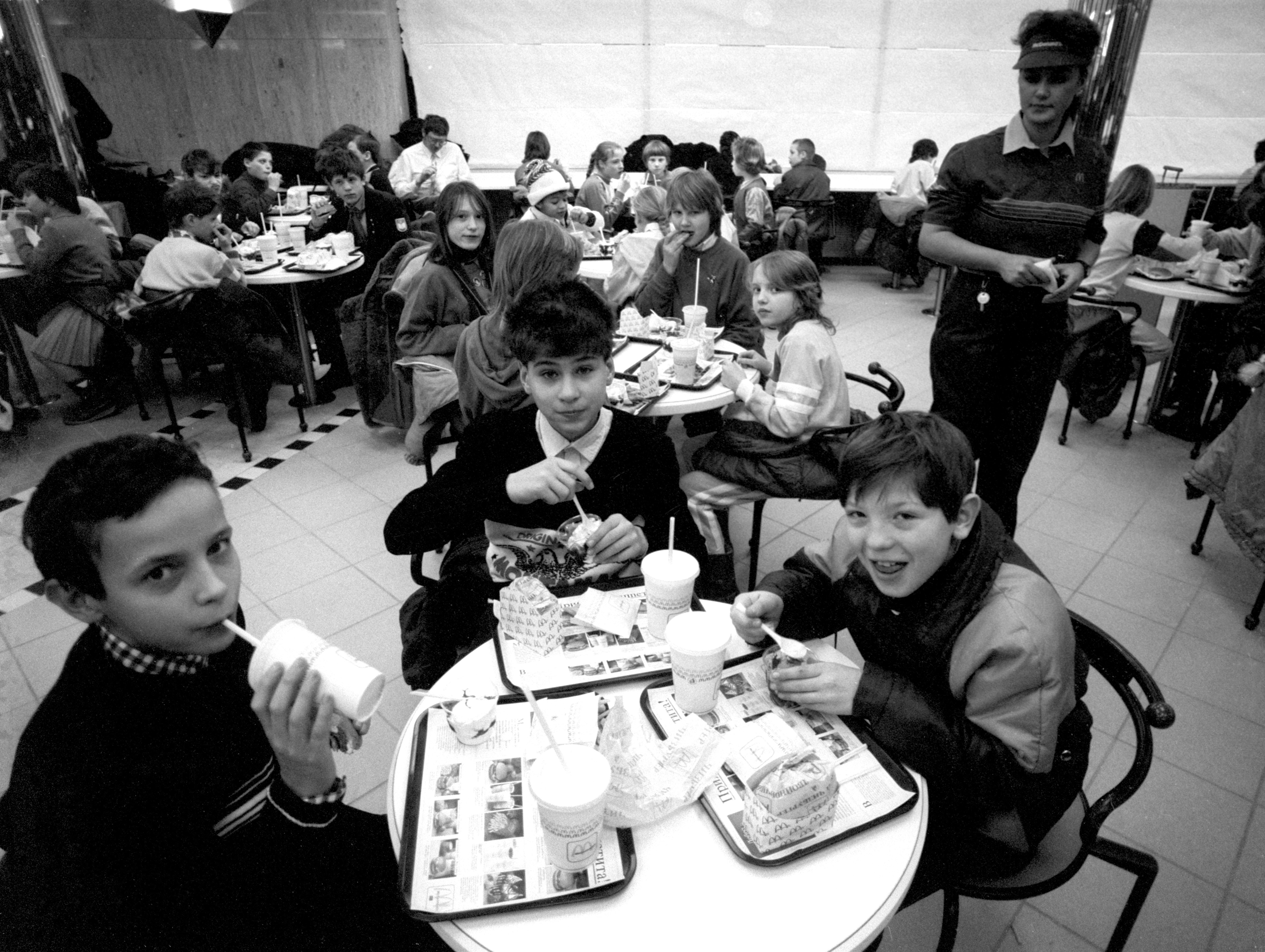 Воспитанники московских детских домов стали первыми посетителями ресторана "Макдоналдс" на Пушкинской площади в Москве. Фото: © РИА Новости/Юрий Абрамочкин