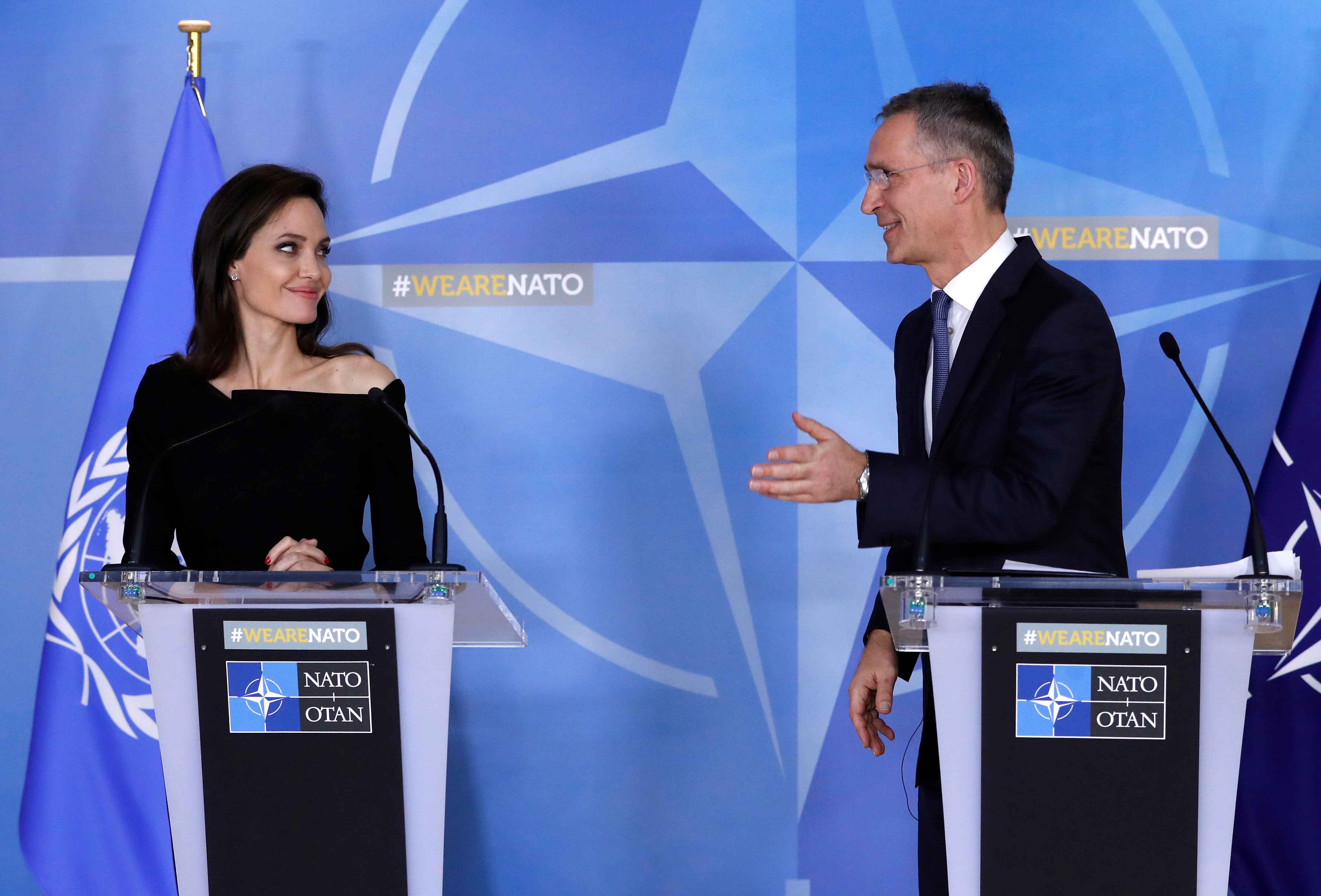 Анджелина Джоли и генеральный секретарь НАТО Йенс Столтенберг. Фото: &copy;&nbsp;REUTERS/Yves Herman