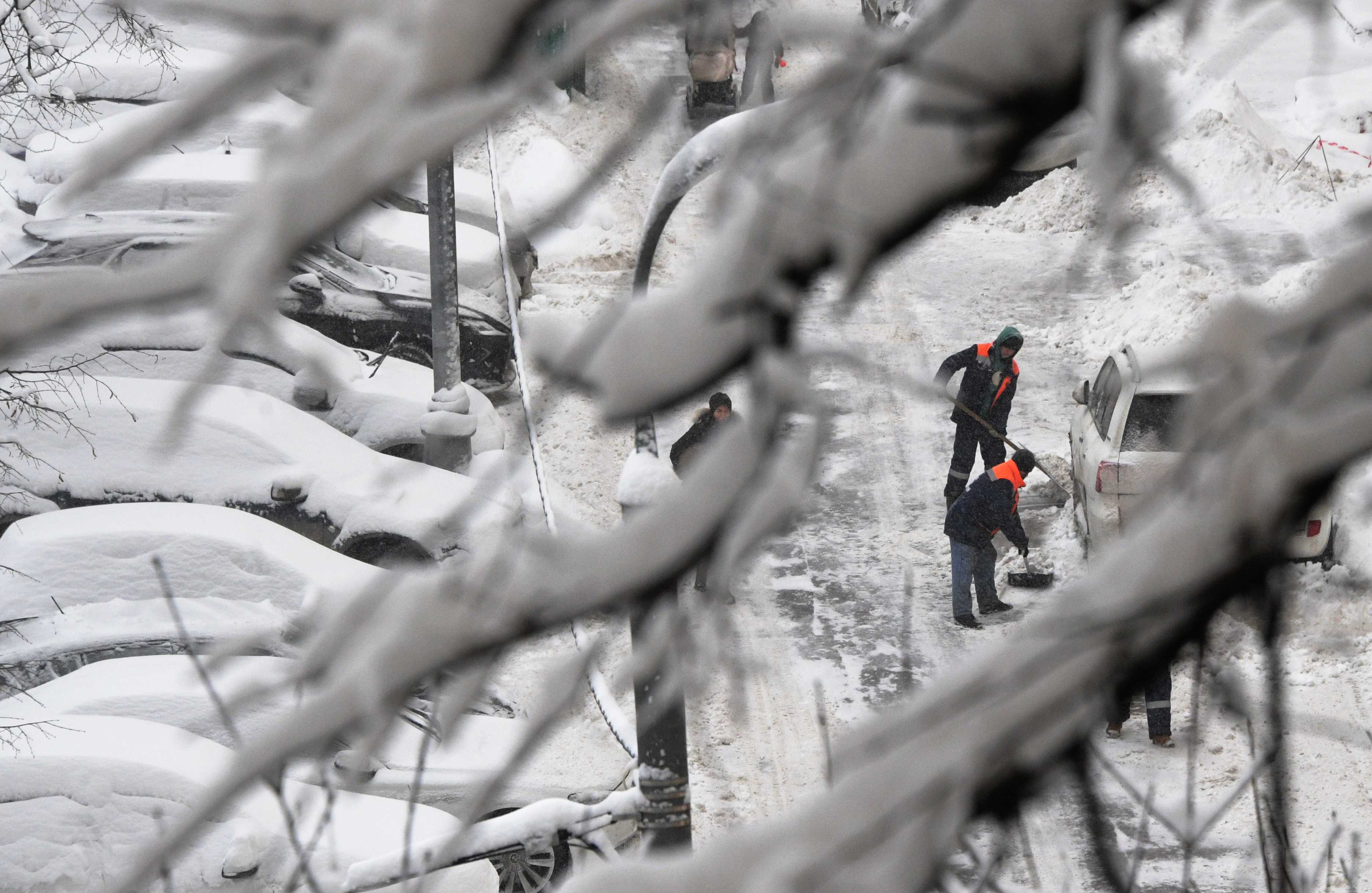 Сотрудники коммунальных служб убирают снег на дороге. Фото: &copy; РИА Новости