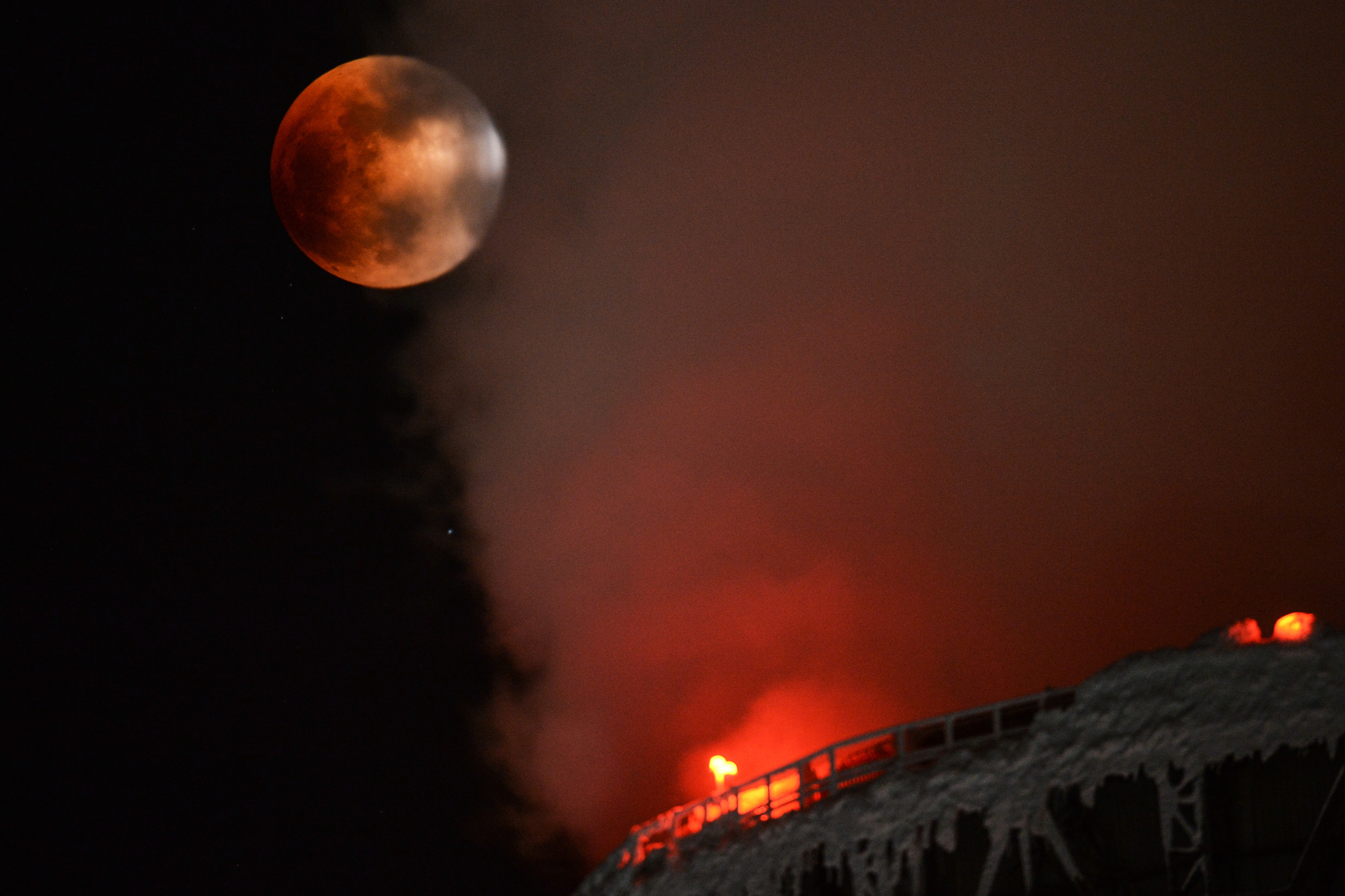 Суперлуние и полное лунное затмение, наблюдаемые в Новосибирске вблизи градирен ТЭЦ-5. Фото: &copy;РИА Новости/Александр Кряжев
