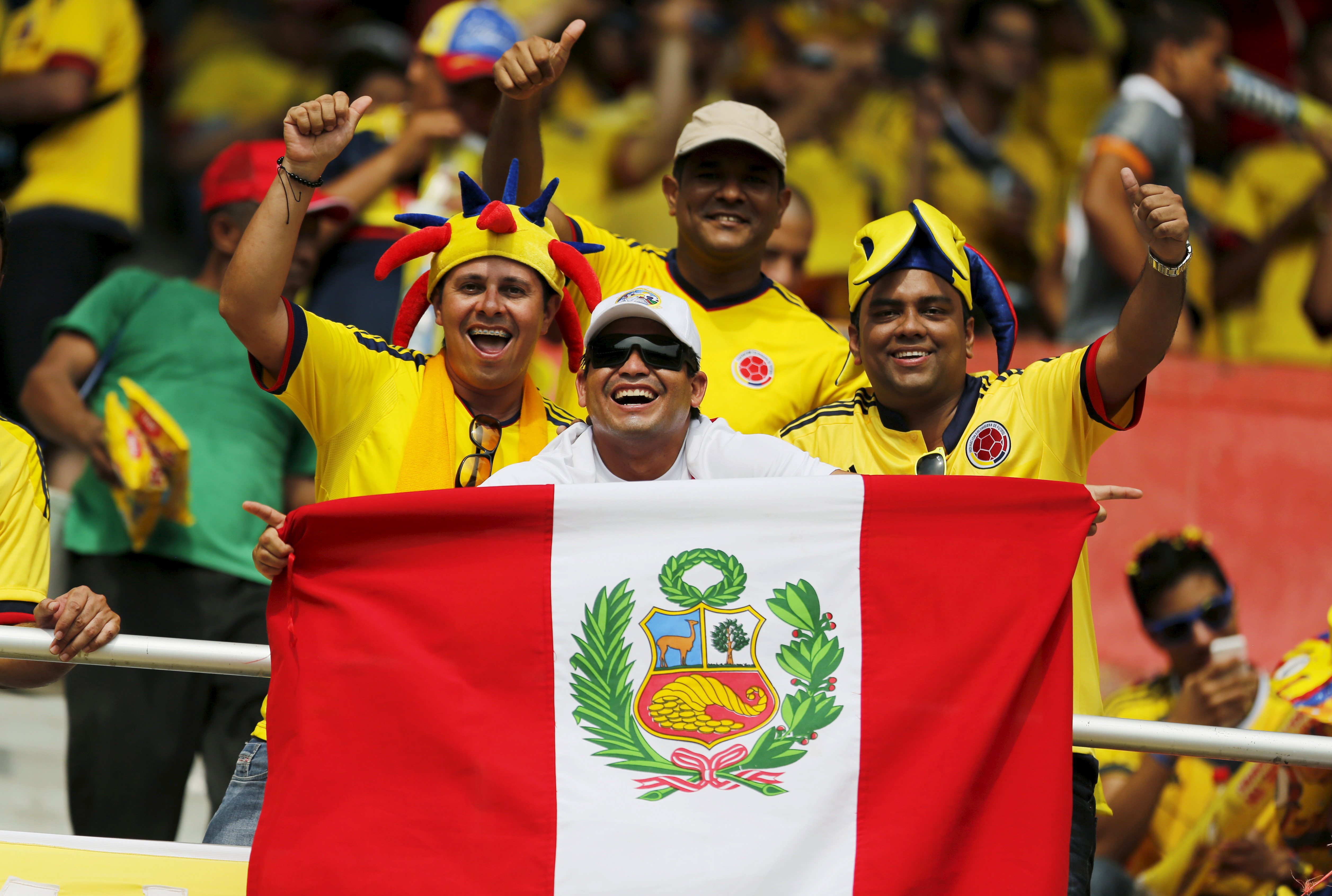 Перуанские футбольные болельщики с национальным флагом. Фото: &copy; REUTERS/John Vizcaino