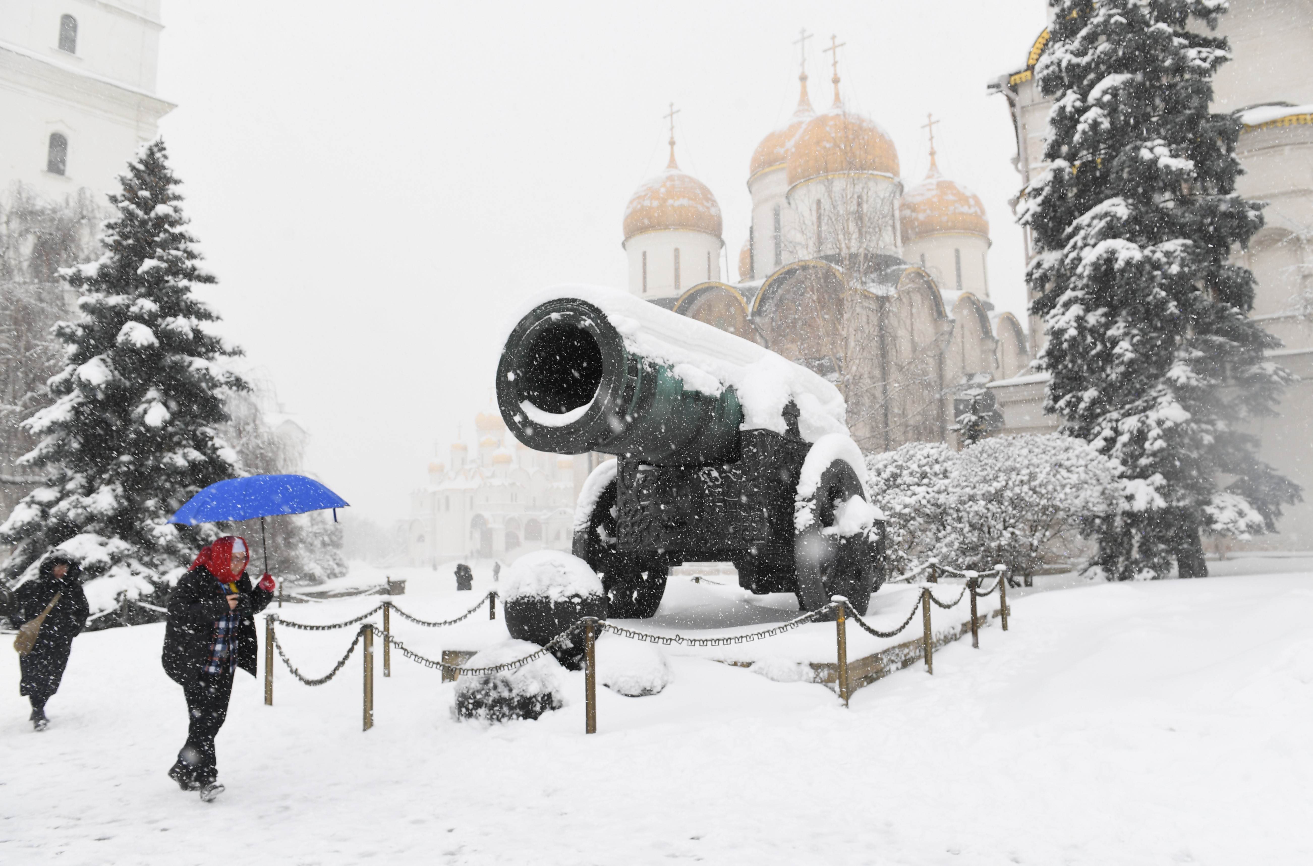 Туристы у Царь-Пушки на территории Московского Кремля во время снегопада. Фото: &copy;РИА Новости/Сергей Пятаков