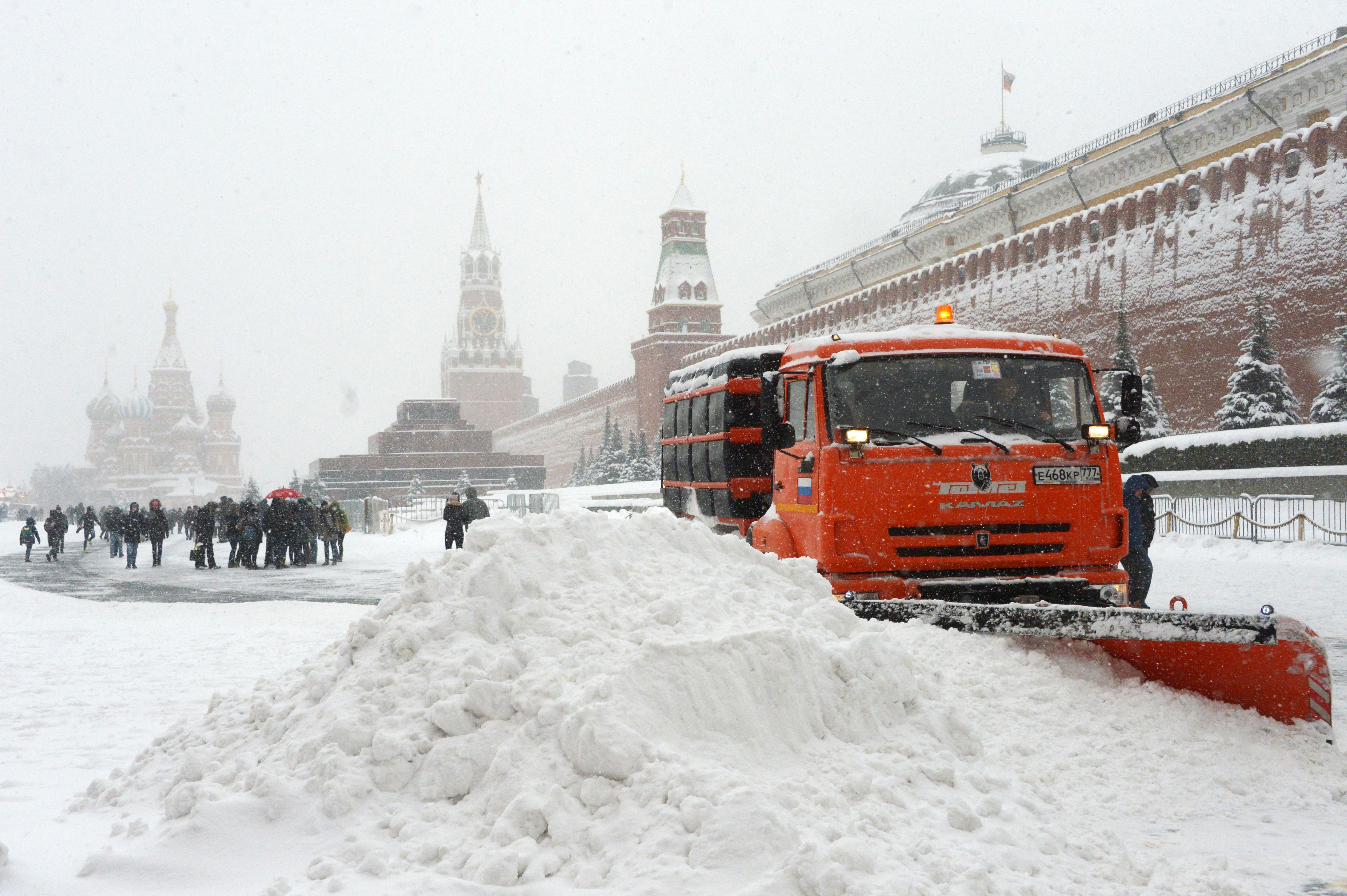 Москва чистят снег. Уборка снега. Уборка снега в Москве. Уборка снега на красной площади в Москве. Снег в Москве.
