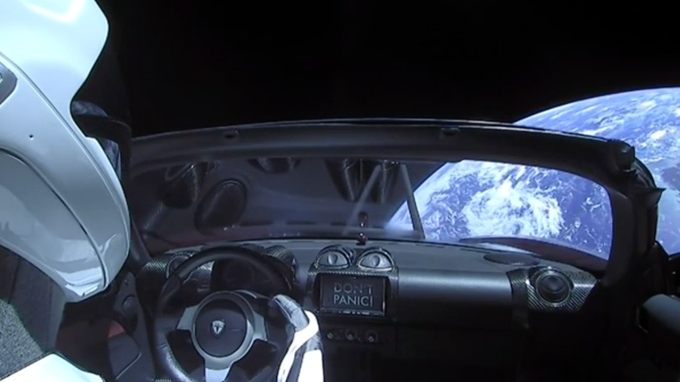 Электрокар Tesla на орбите Земли. Фото: скриншот с youtube.