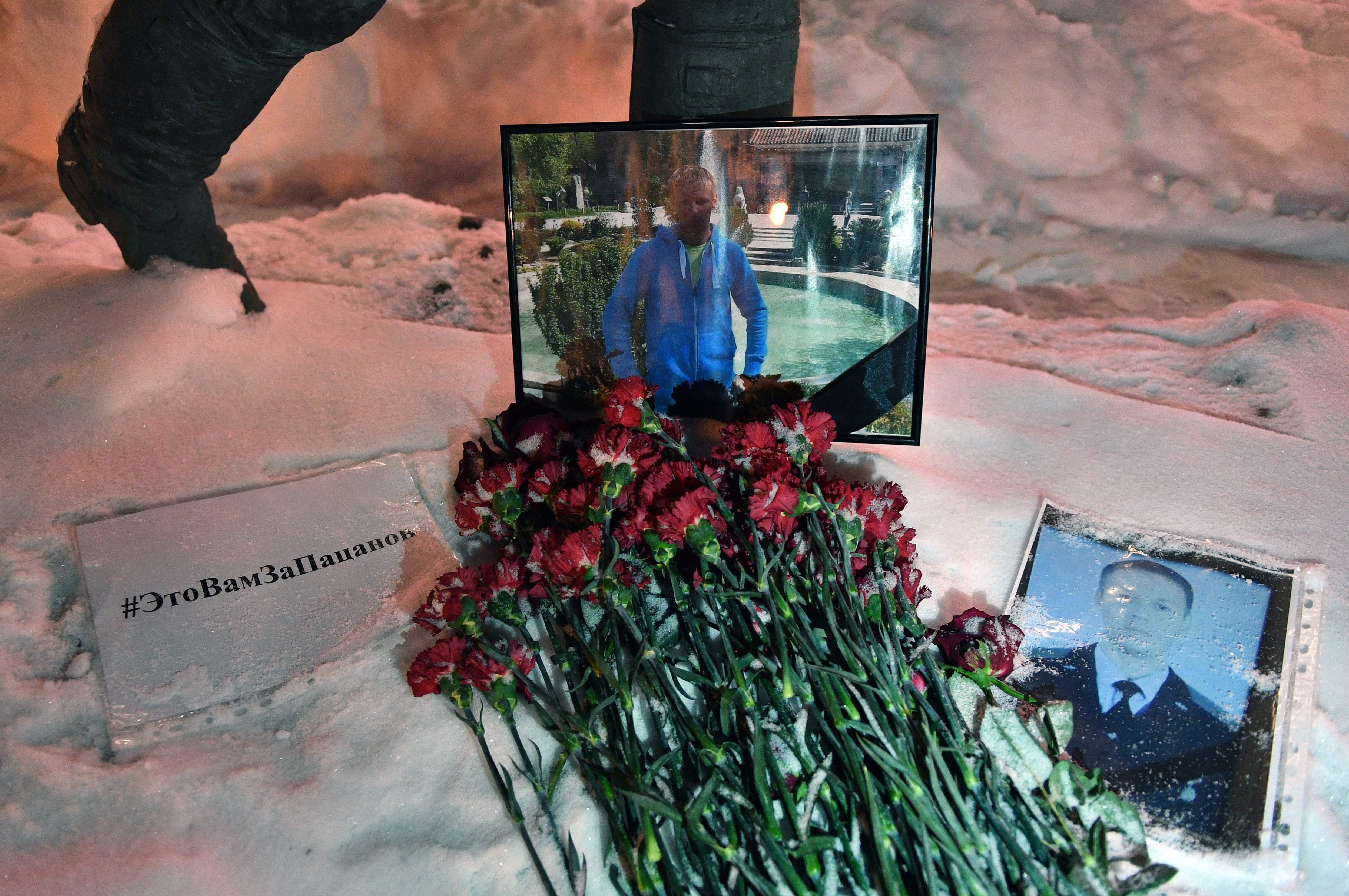 Цветы в память о погибшем летчике майоре Романе Филипове. Фото: &copy;РИА Новости/Максим Блинов