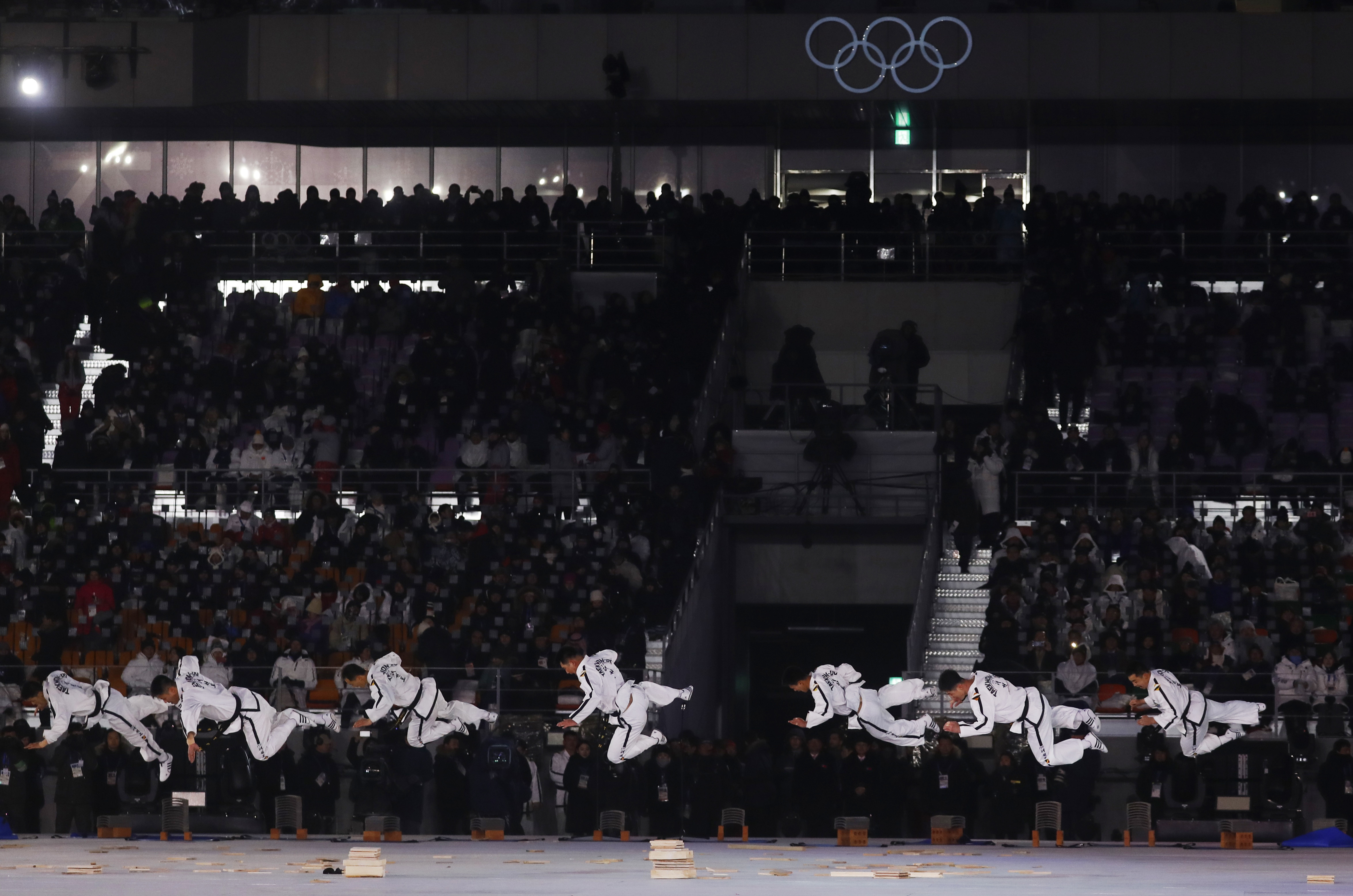 Перформанс с участием корейских атлетов на открытии Олимпийских игр — 2018. Фото: © REUTERS/Kai Pfaffenbach