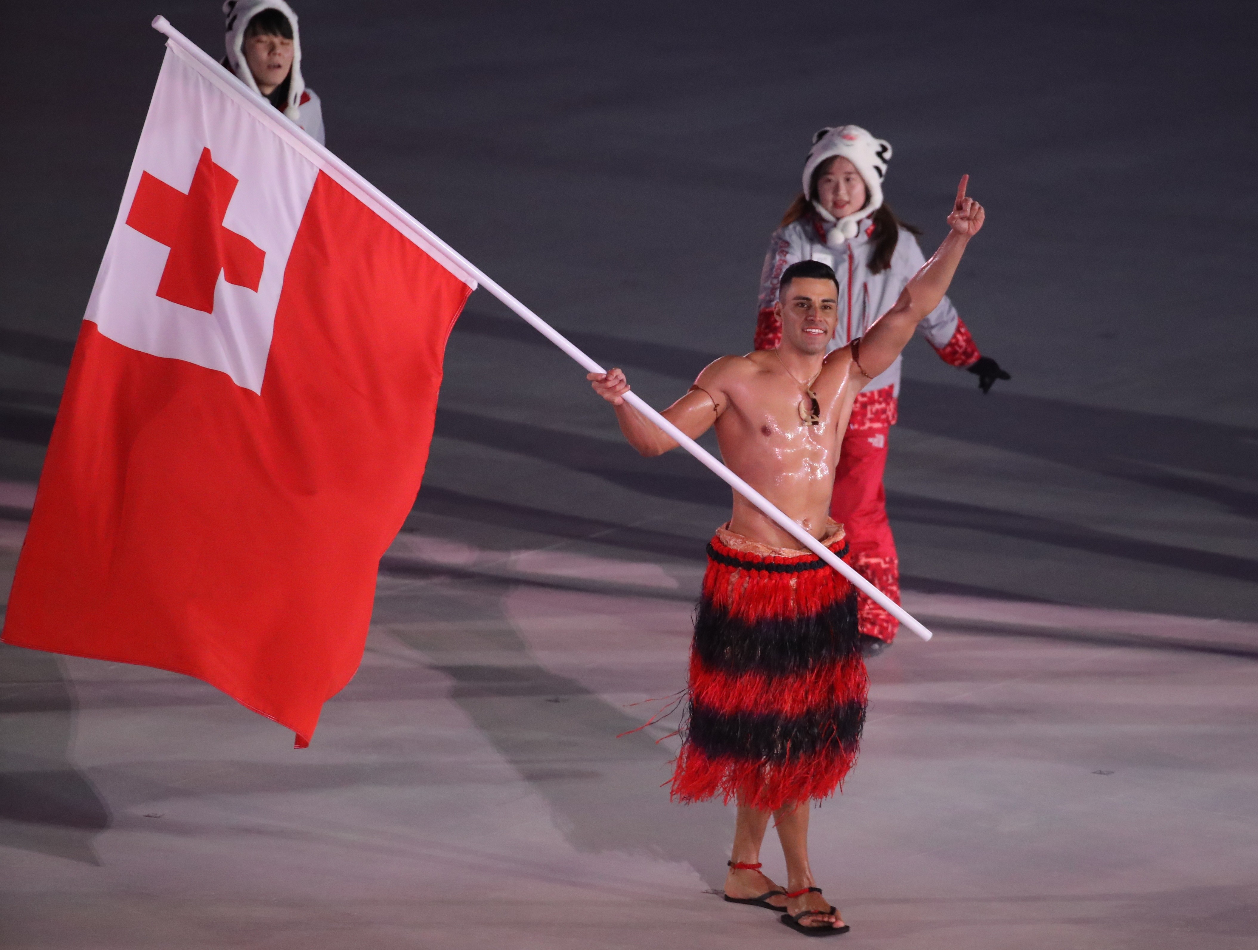 Флагоносец команды Тонга — лыжник Пита Тауфатофуа. Фото: © REUTERS/Carlos Barria