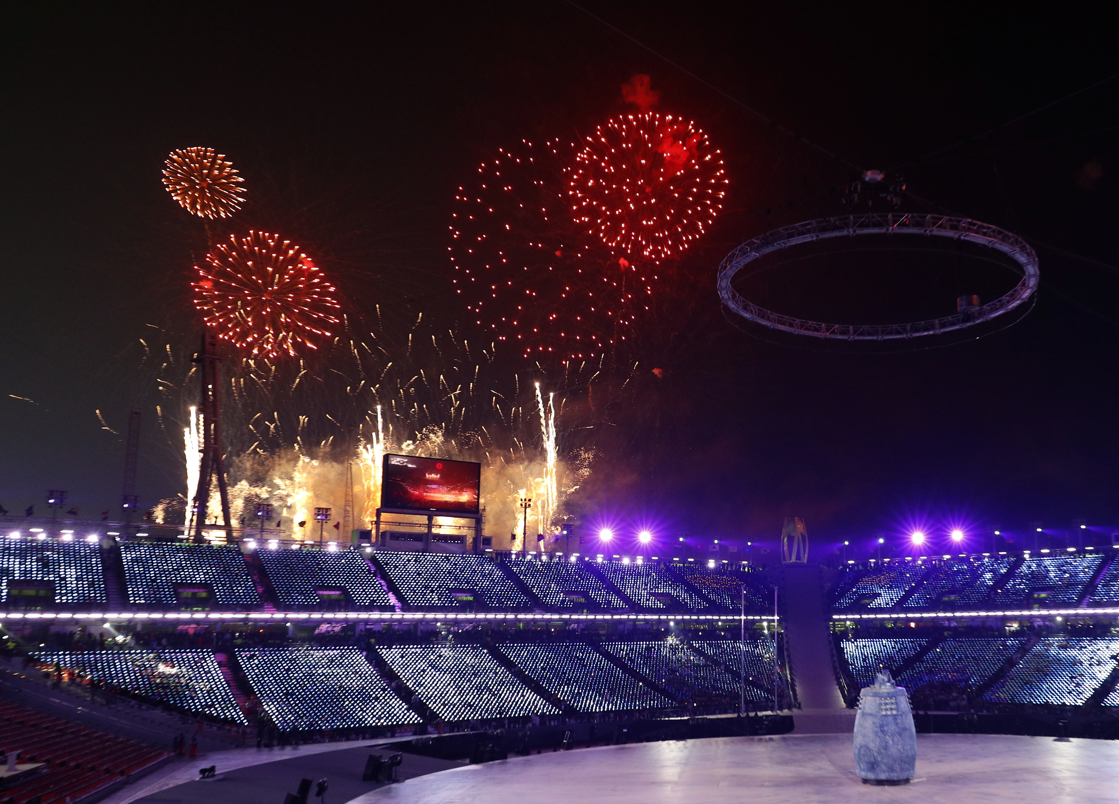Фейерверк во время церемонии открытия. Фото: © REUTERS/Phil Noble