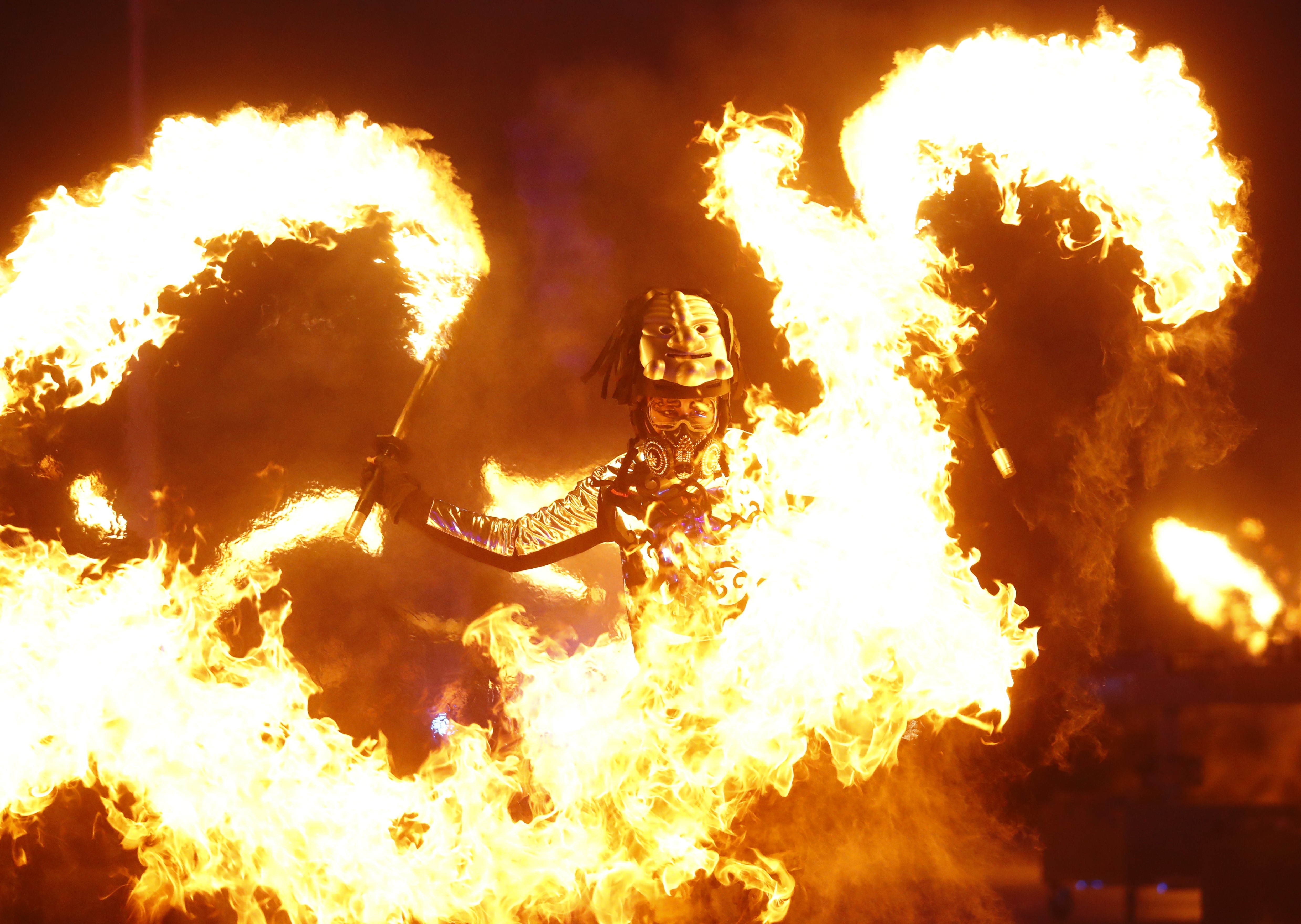 Корейский танец с огнём. Фото: © REUTERS/Pawel Kopczynski