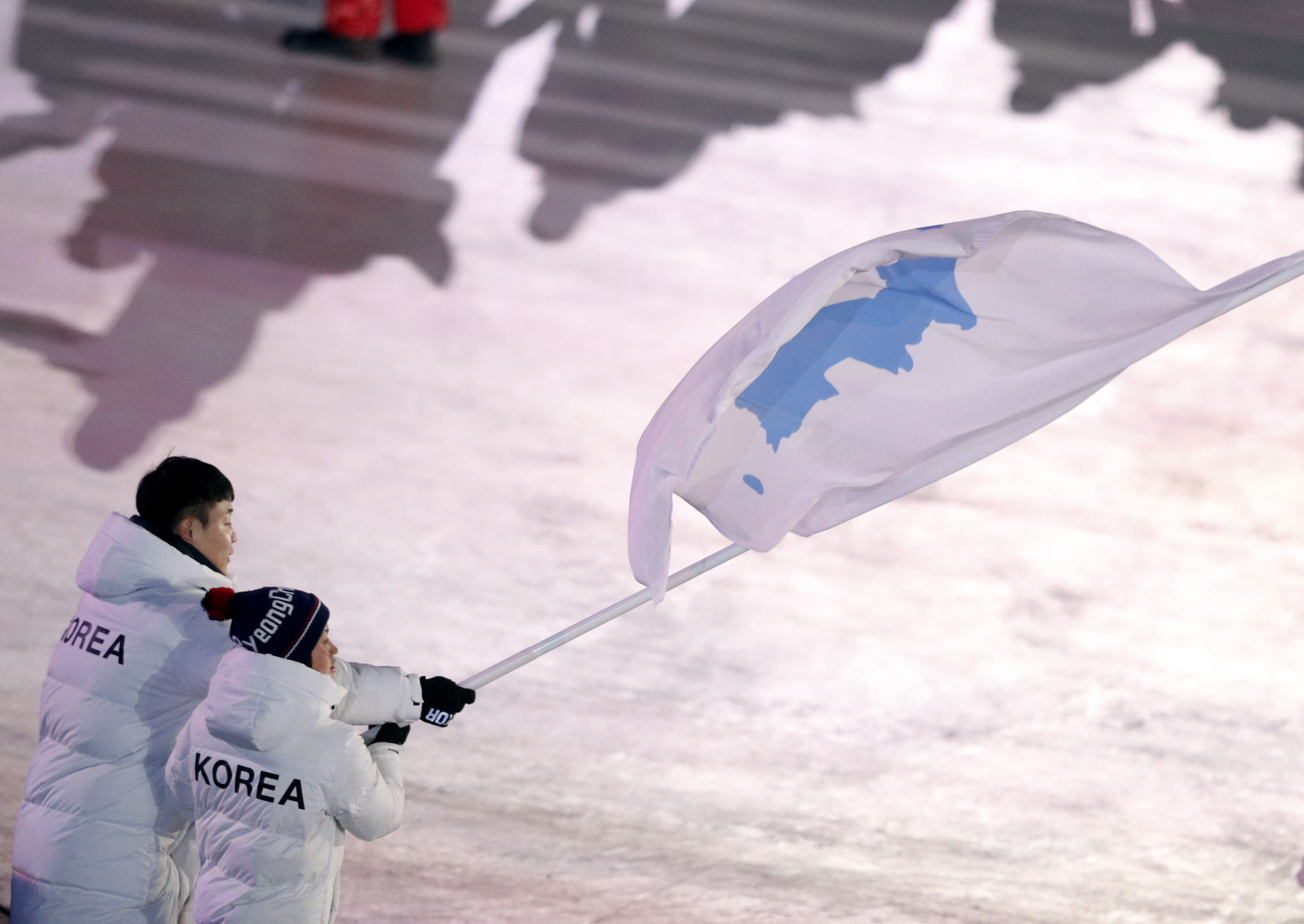 Спортсмены из Северной и Южной Кореи вместе несут общий флаг двух стран. Фото: © REUTERS/Phil Noble