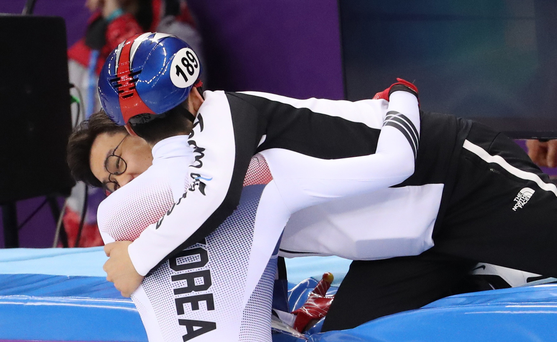 Корейский шорт-трекист Лим Хё Юн принимает поздравления с золотой медалью на Олимпиаде. Фото: © REUTERS/Lucy Nicholson