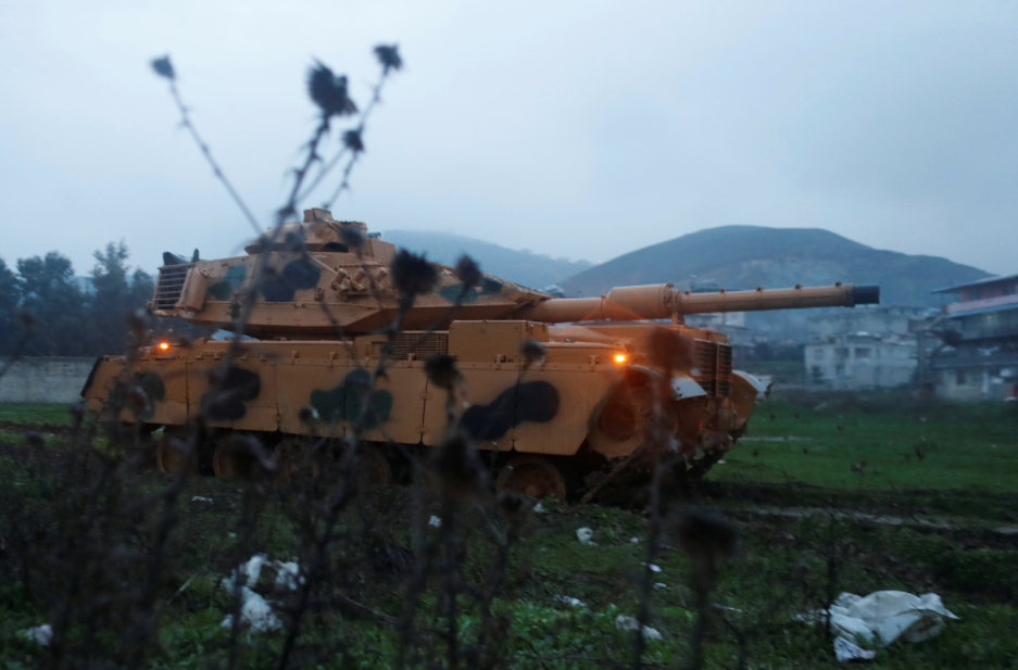 Турецкая бронетехника у границы с Сирией. Фото: &copy;REUTERS/Osman Orsal


