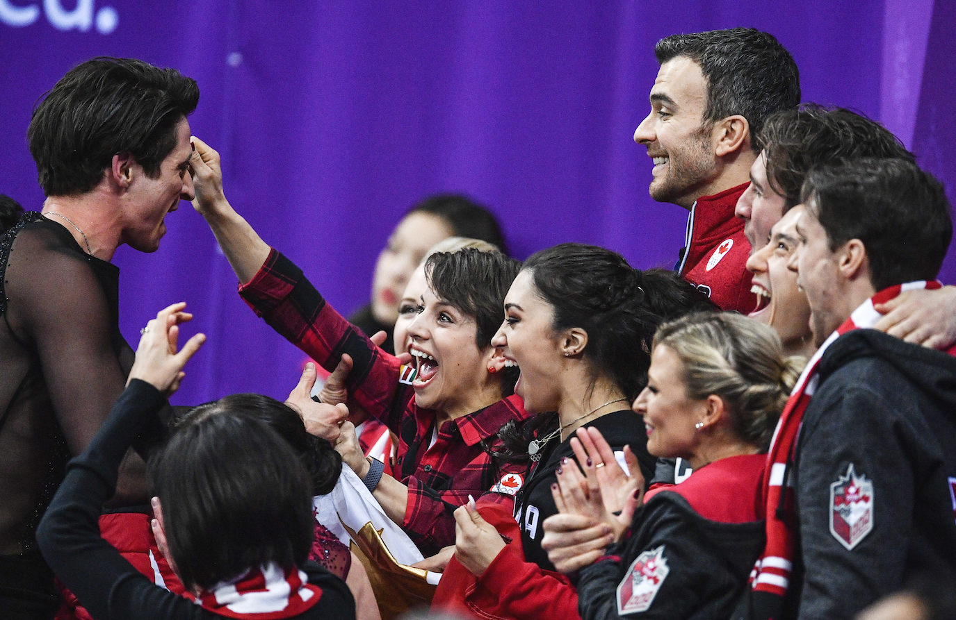 Канадцы празднуют победу в командных соревнованиях по фигурному катанию. Фото: ©РИА Новости/Владимир Песня