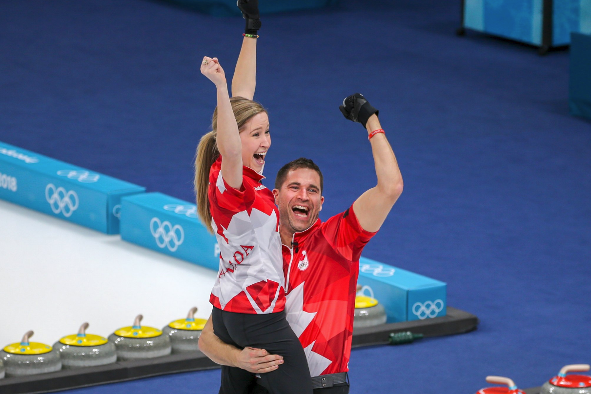 Канадские кёрлингисты Кейтлин Лоус и Джон Моррис радуются победе в финале дабл-микста. Они олимпийские чемпионы! Фото: © twitter.com/@worldcurling