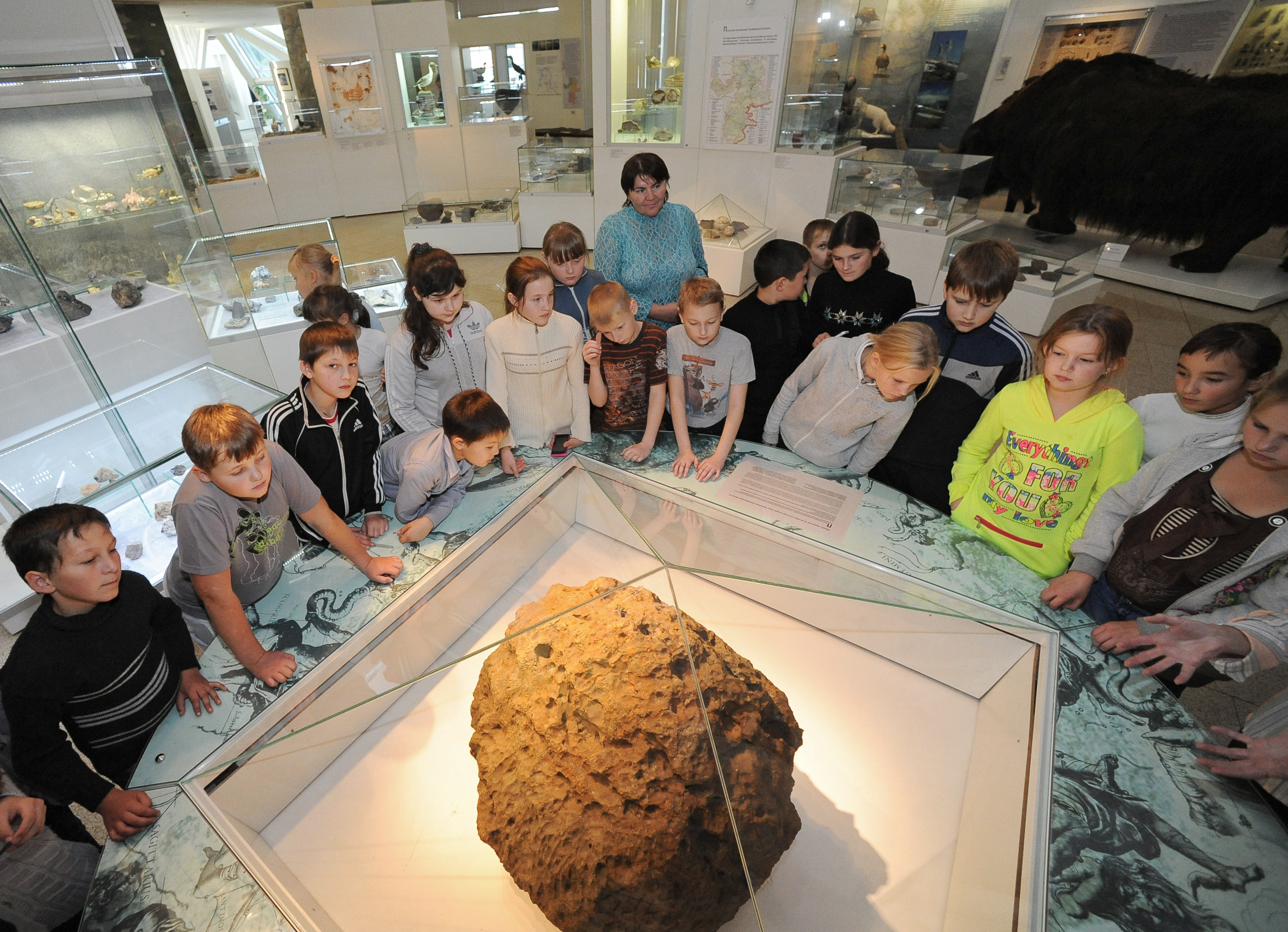 Дети осматривают метеорит Челябинск в одном из залов краеведческого музея Челябинска. Фото: &copy;РИА Новости/Александр Кондратюк