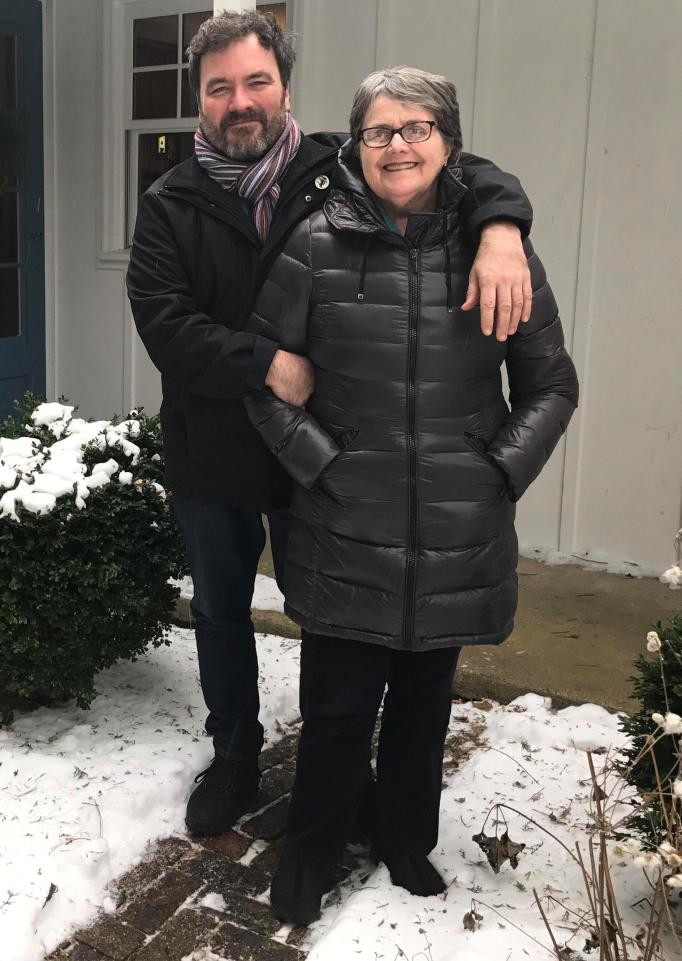 Мать Питера Диана Динклейдж и брат Питера Джонатан на фоне их дома в Нью-Джерси. Фото © thesun.co.uk