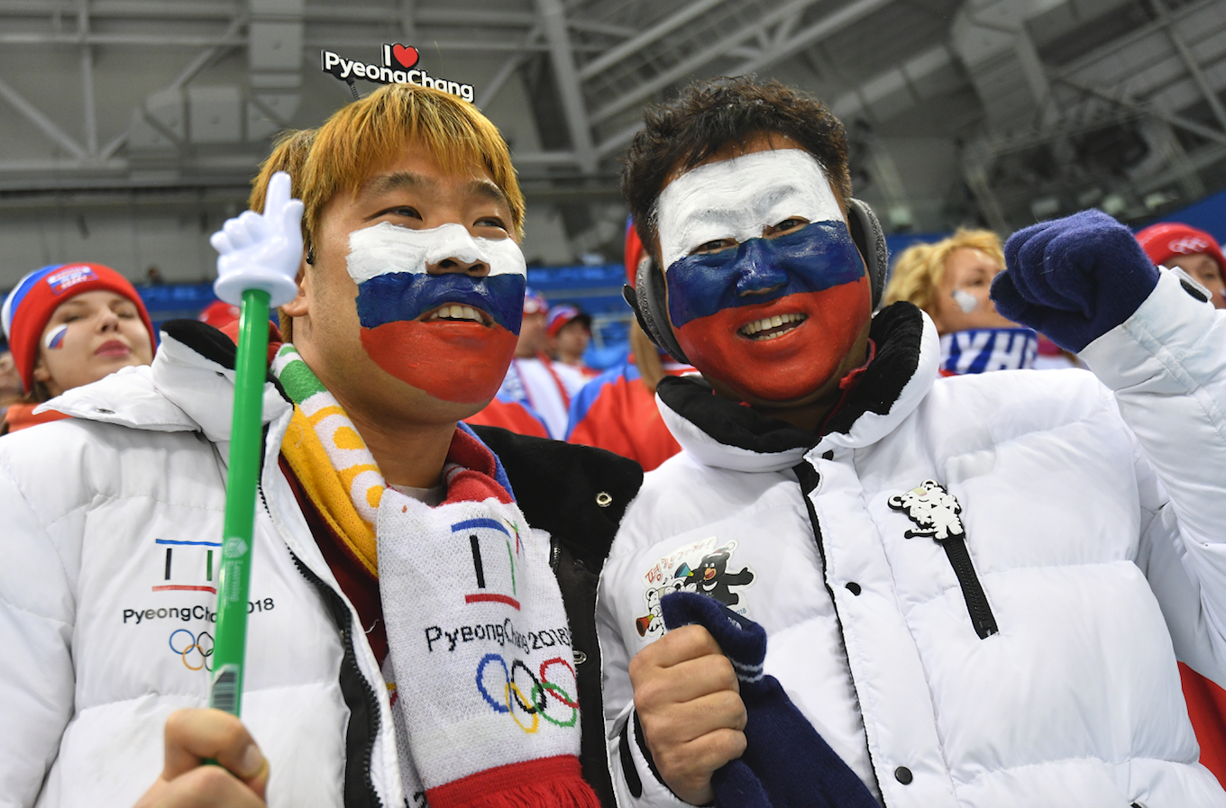 Корейские болельщики поддерживают российскую сборную по хоккею в матче прот...
