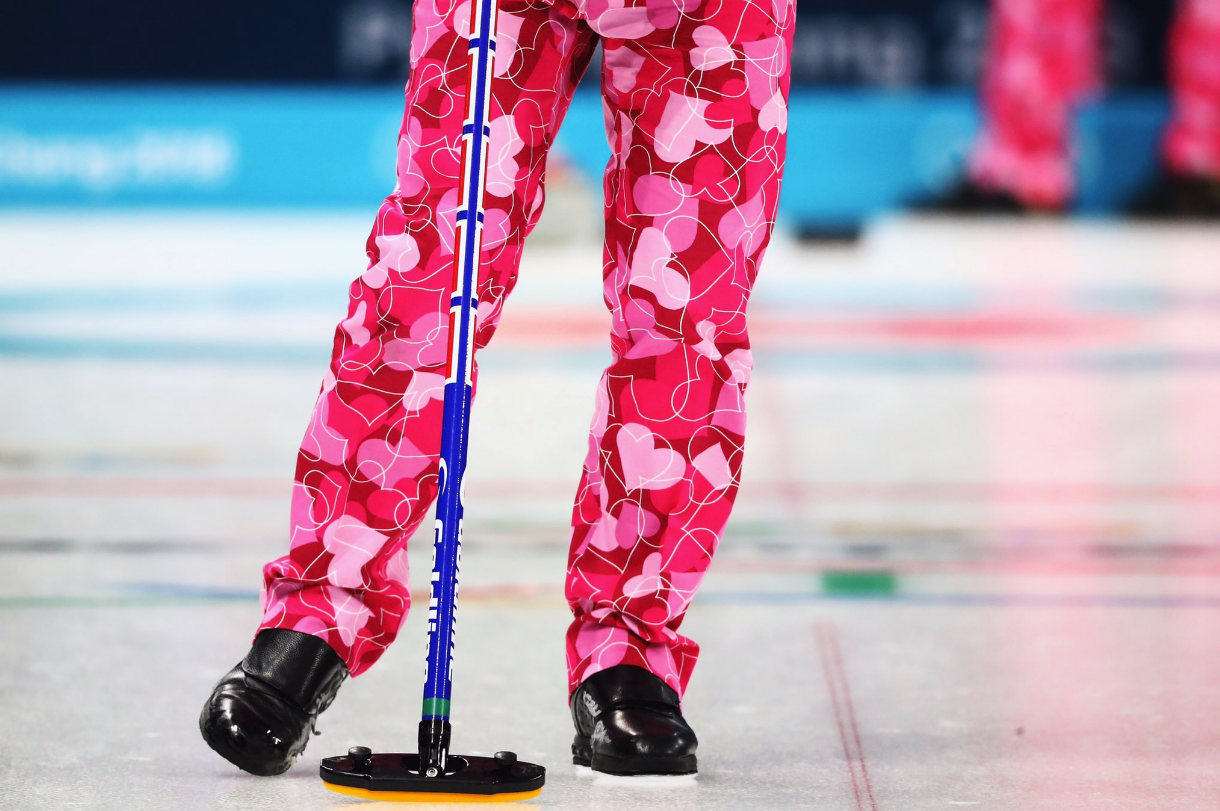 Норвежские кёрлингисты по случаю Дня святого Валентина, который отмечался 14 февраля, на матч с японцами вышли в штанах с сердечками. Правда, победить им это не помогло. Они проиграли со счётом 4:6. Фото: © twitter.com/@Olympics