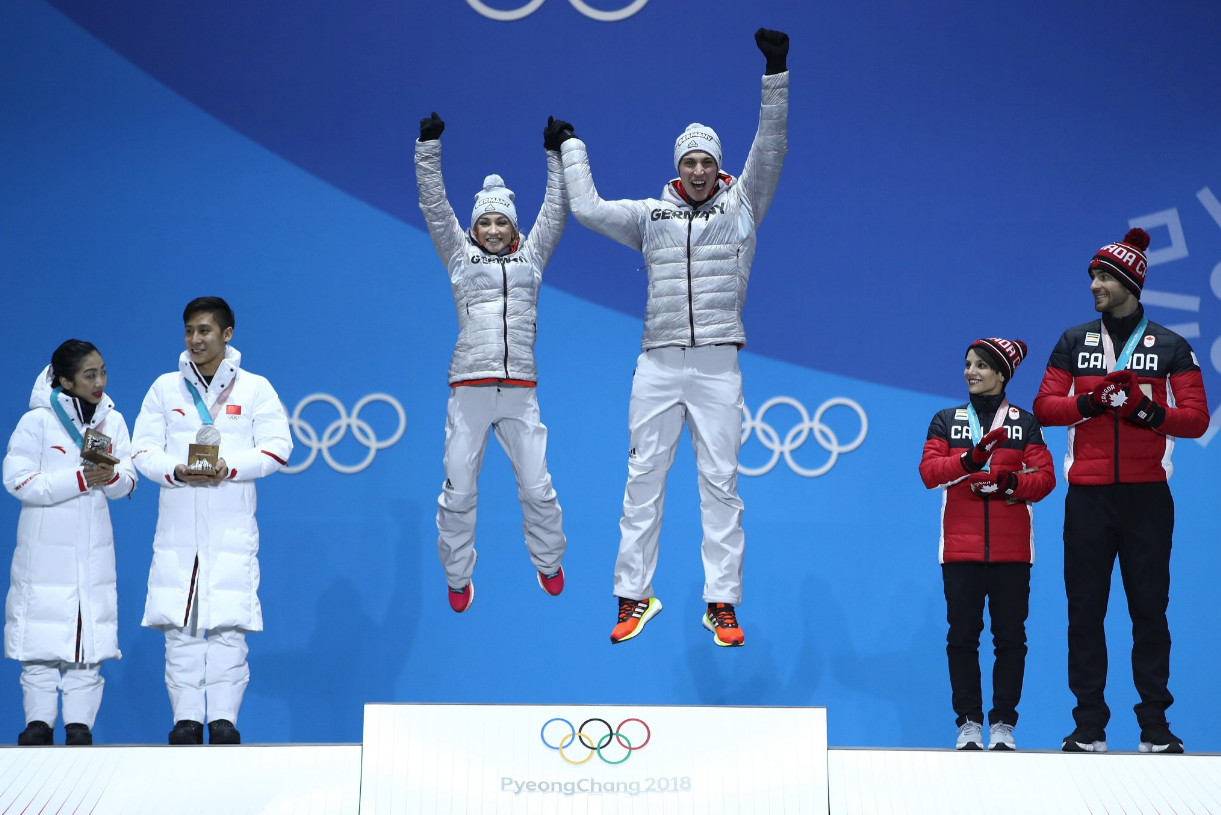 Фигуристы из Китая Суй Вэнцзин и Ханю Цуну (серебро), немцы Алёна Савченко и Бруно Массо (золото), а также канадцы Меган Дюамель и Эрик Рэдфорд (бронза) на церемонии награждения. Фото: © twitter.com/@Olympics