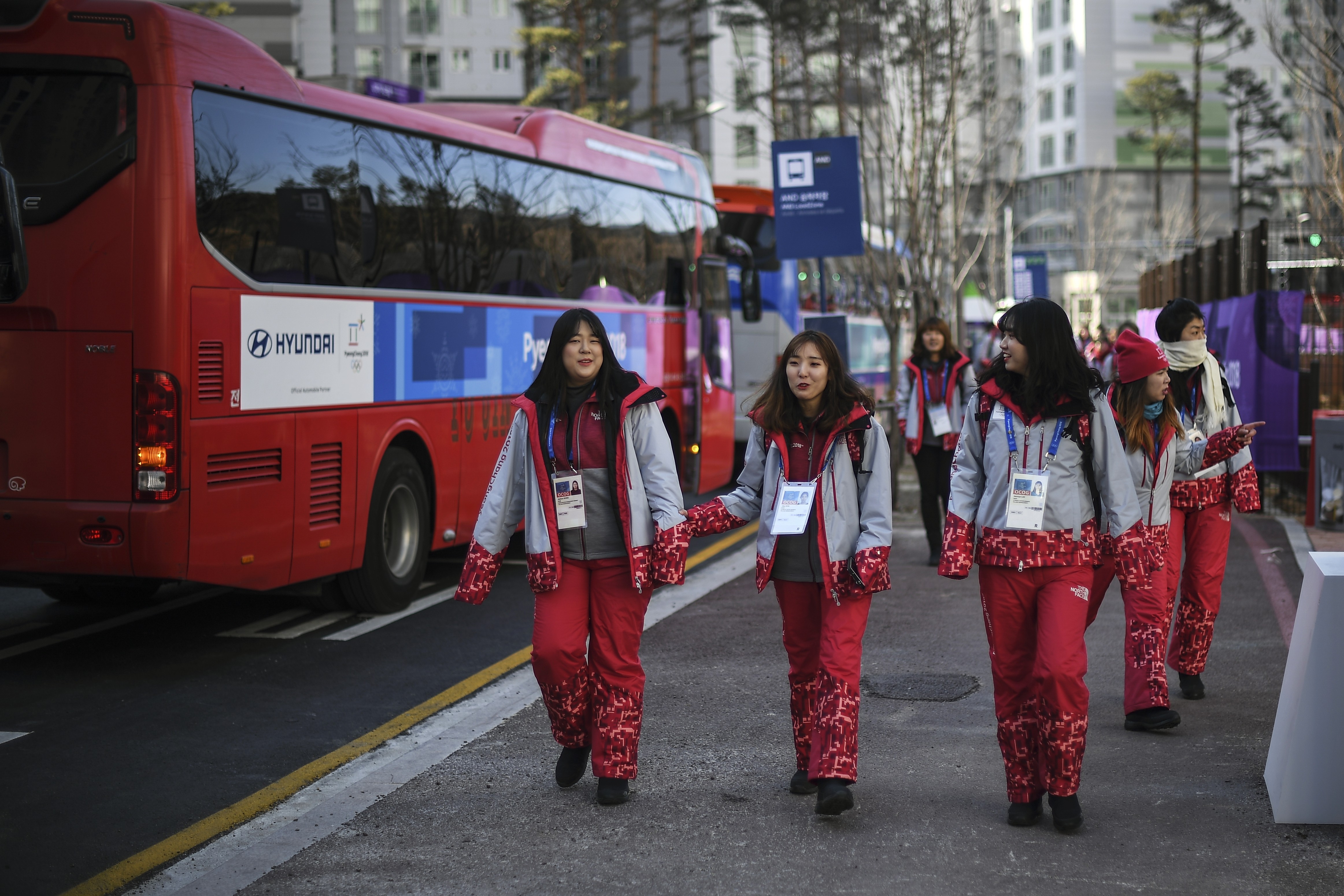 Волонтёры в Олимпийской деревне в Пхенчхане. Фото: &copy; РИА "Новости"/Рамиль Ситдиков