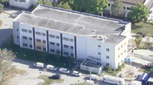 Здание школы в Паркленде. Фото: &copy; Twitter/CBS4 Miami&rlm;


