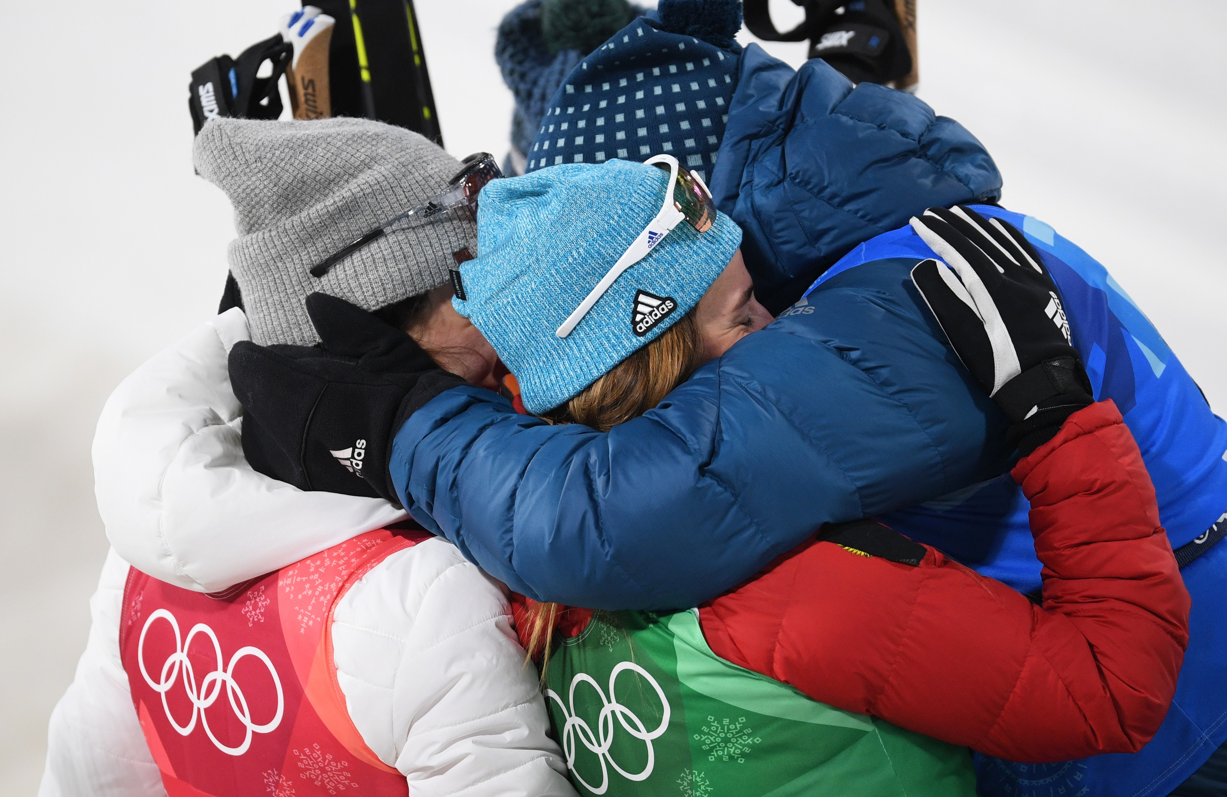 Лыжницы принимают поздравления от своего тренера Маркуса Крамера. Фото: © РИА Новости/Алексей Филиппов