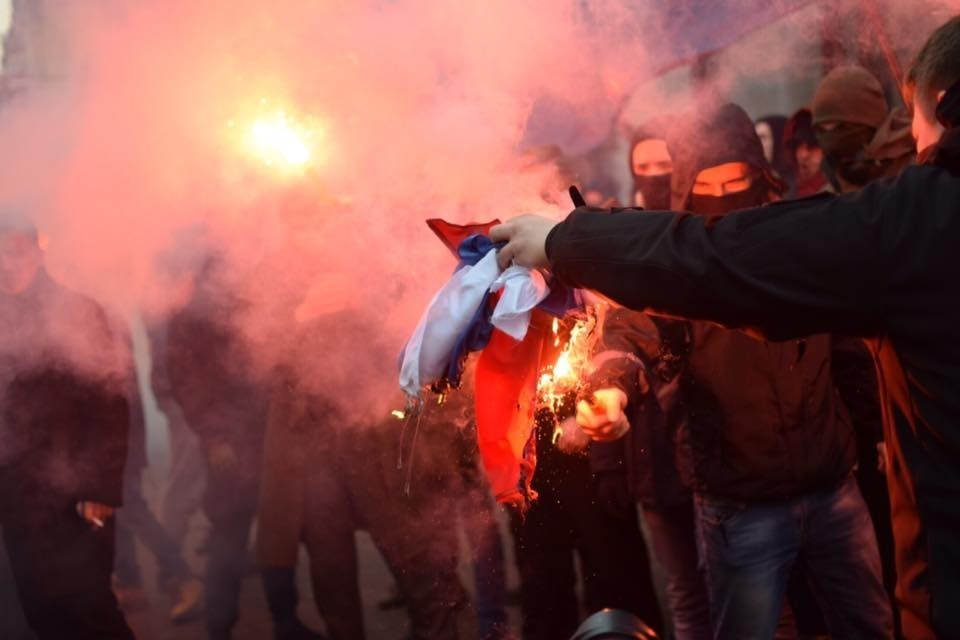 Украинские националисты жгут российский флаг у здания Россотрудничества в Киеве.&nbsp; Фото: соцсети