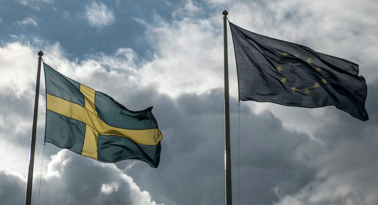 Флаги Швеции (слева) и ЕС. Фото: &copy;РИА Новости/Евгения Новоженина