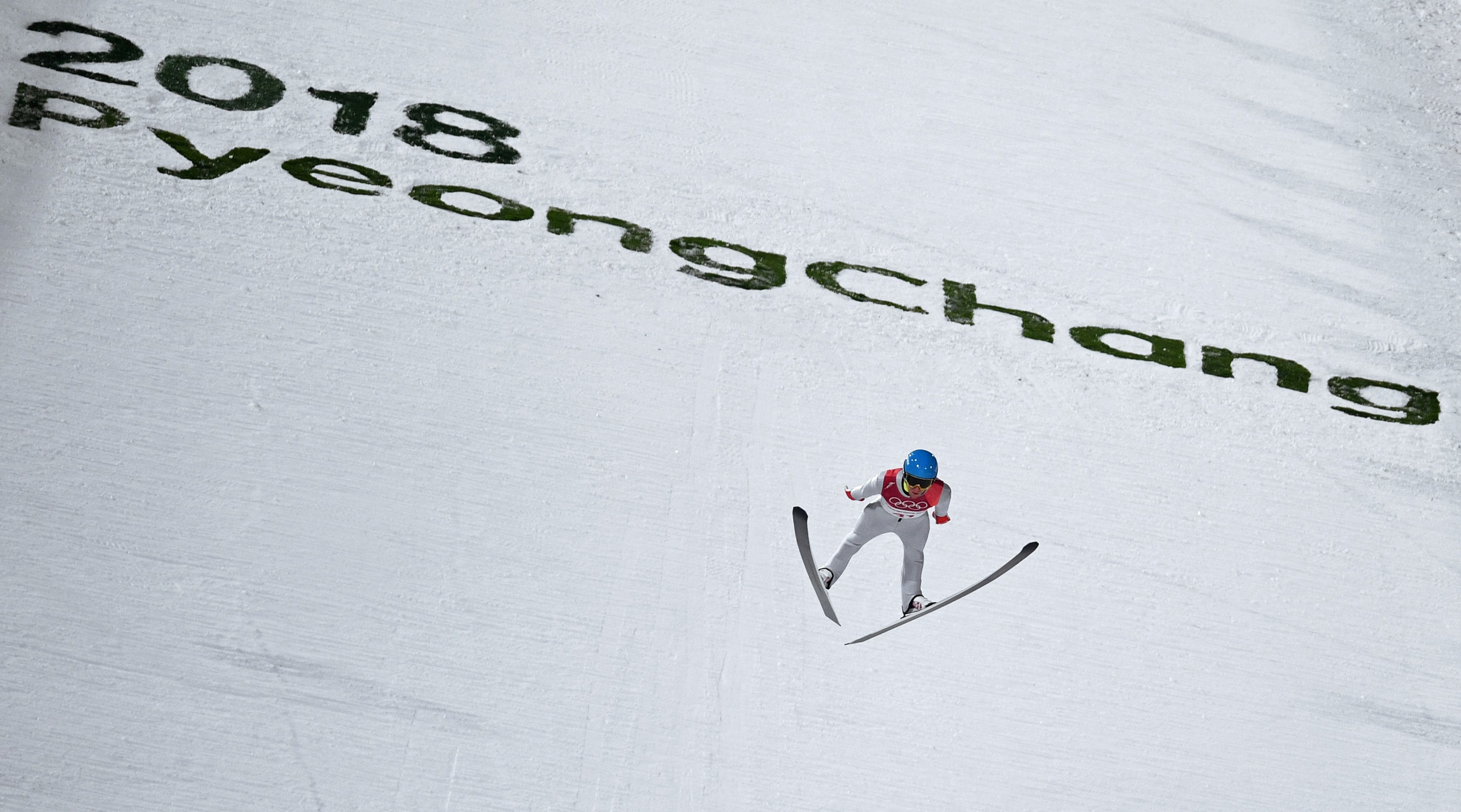 Денис Корнилов во время прыжка со среднего трамплина. Фото: © РИА Новости/Алексей Филиппов