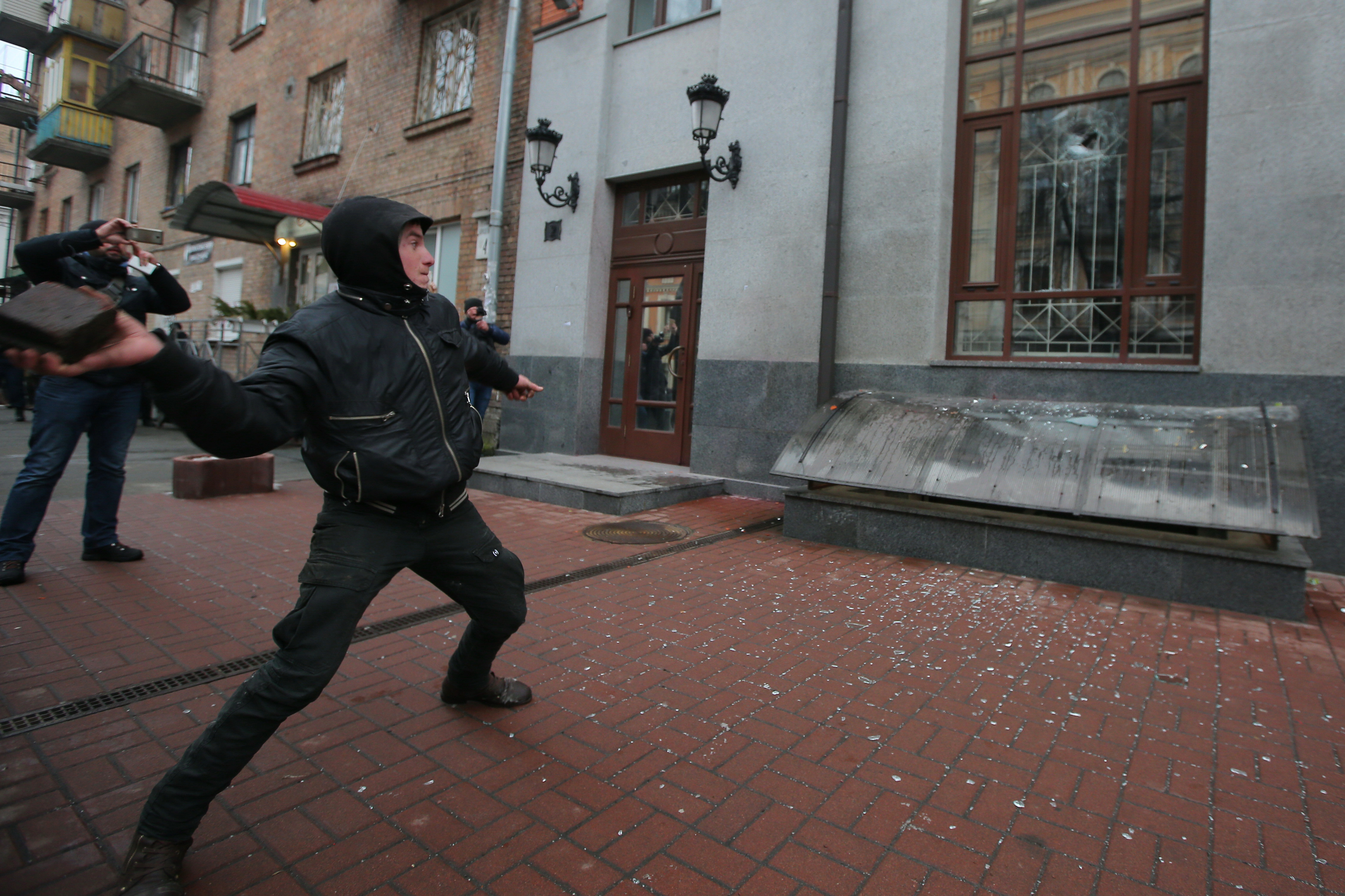 Радикалы громят здание Россотрудничества в Киеве. Фото: &copy; РИА Новости