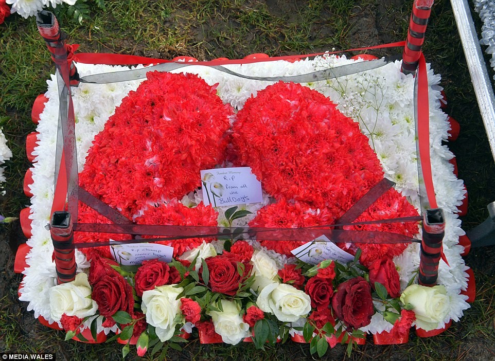 Похоронные венки были сделаны в форме любимых спортивных принадлежностей Стивена. Фото © walesonline.co.uk