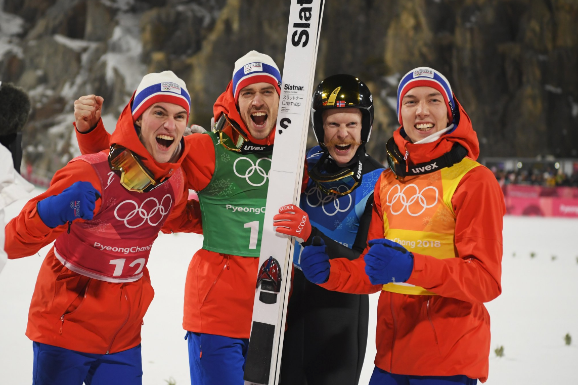Норвежские летающие лыжники стали олимпийскими чемпионами в командных соревнованиях на большом трамплине. Фото: © twitter.com/ @Olympics