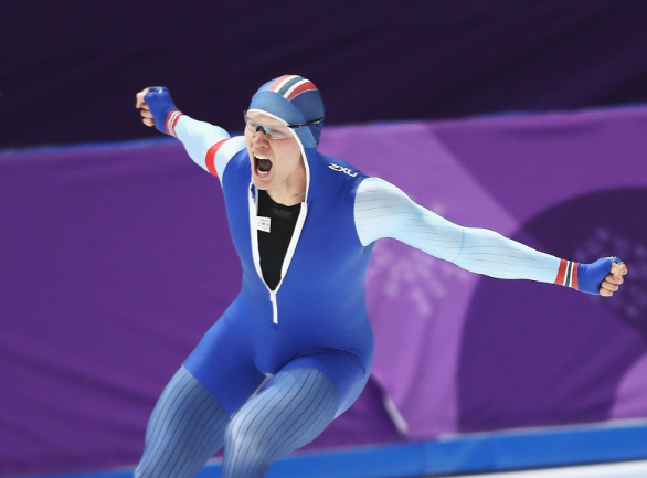 Норвежский конькобежец Ховар Лорентсен стал олимпийским чемпионом в забеге на 500 метров. Фото: © twitter.com/ @Olympics
