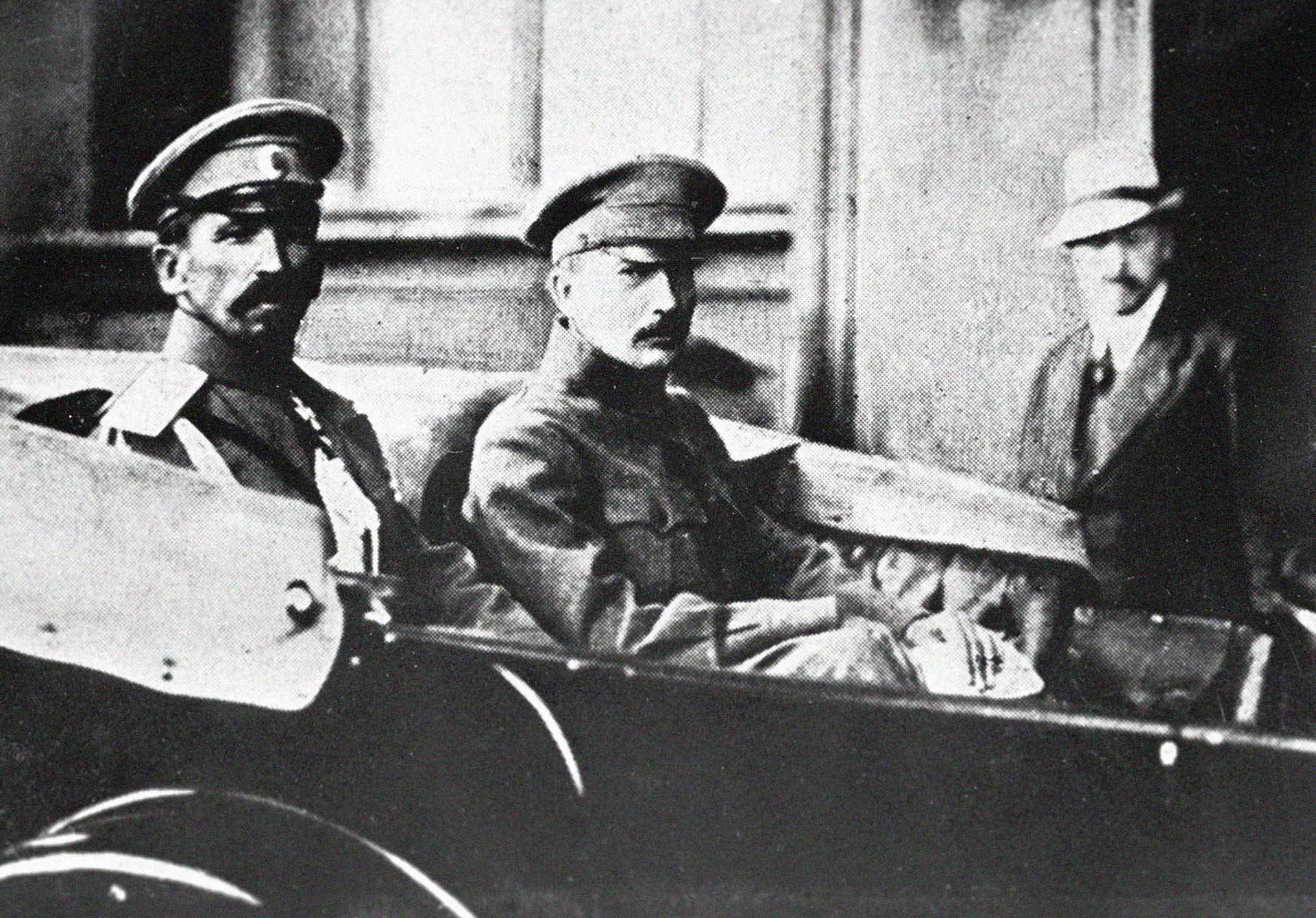 Лавр Корнилов (крайний слева). Фото © РИА Новости
