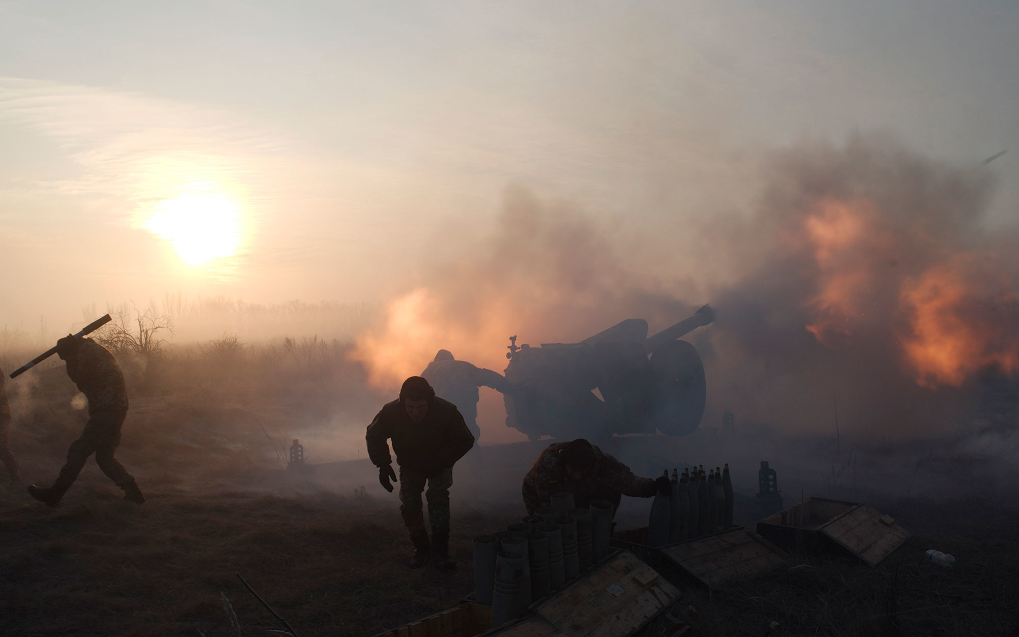 Украинские военнослужащие стреляют из артиллерийского оружия в направлении позиций Вооружённых сил ДНР вблизи Новолуганского в Донецкой области, Украина, 11 января 2018 года. Фото: © REUTERS / Максим Левин.