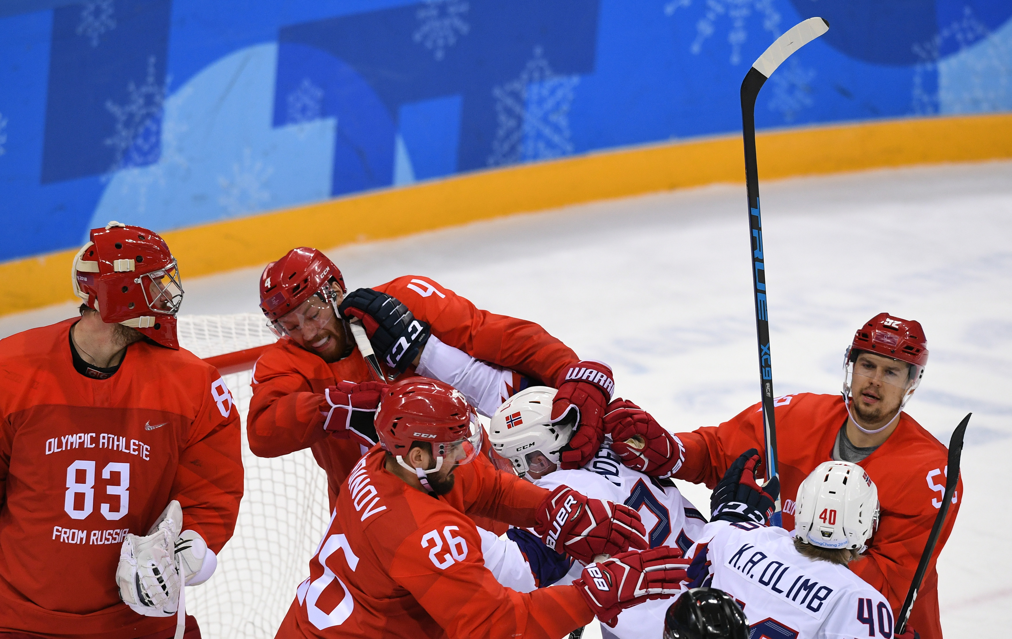 Небольшая потасовка завязалась между российскими и норвежскими хоккеистами в четвертьфинальном матче. Фото: © РИА Новости/Александр Вильф