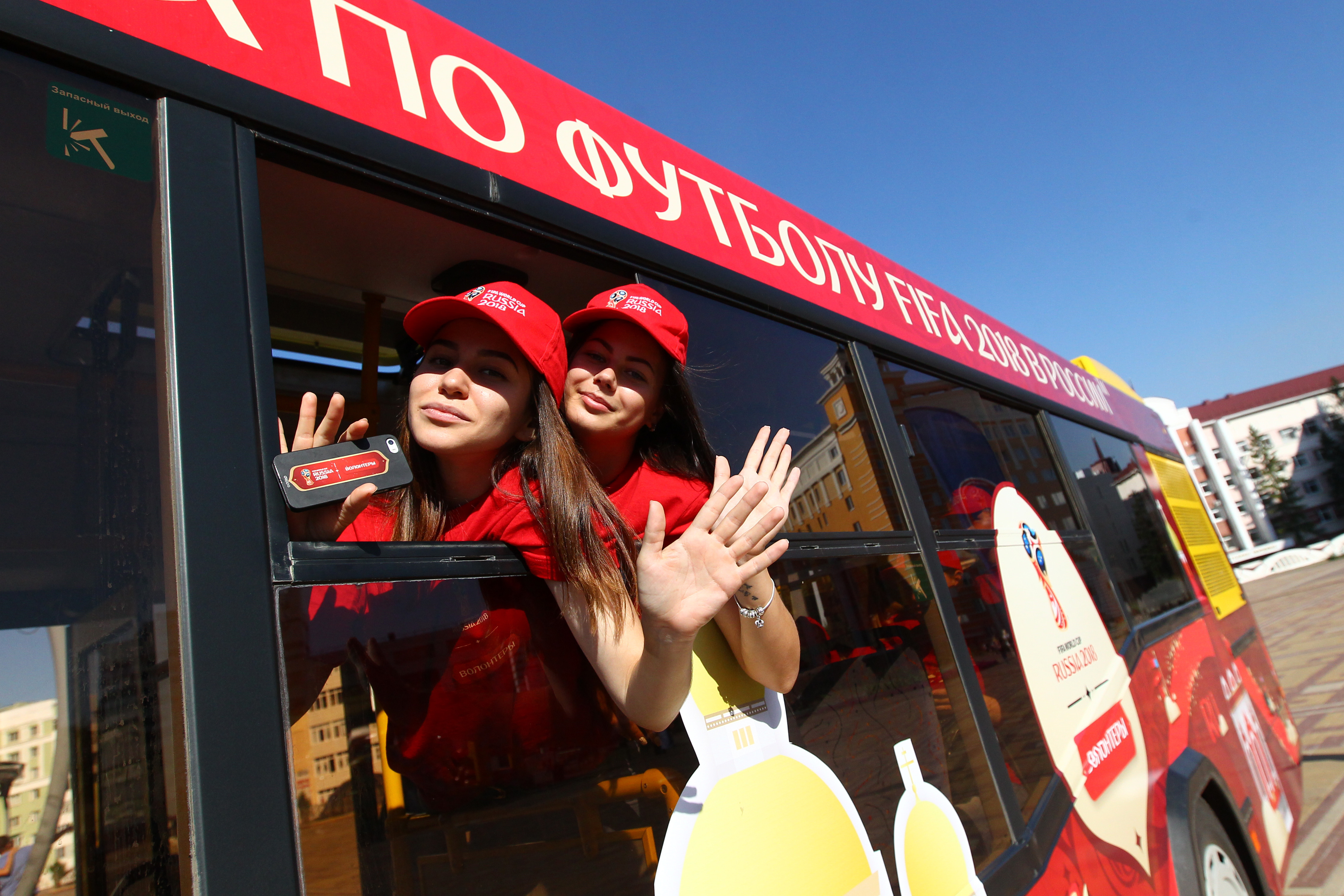 Волонтеры в автобусе с символикой&nbsp;ЧМ-2018.&nbsp;Фото &copy; РИА Новости/Юлия Честнова