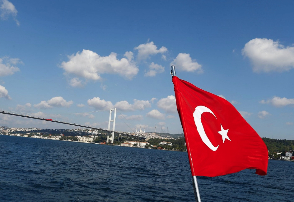 <p><span>Турецкий флаг на фоне пролива Босфор. Фото: &copy;&nbsp;</span><span>REUTERS/Osman Orsal</span></p>