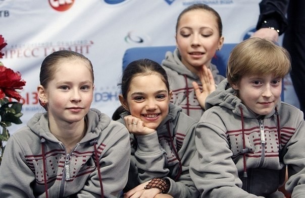 Ученики Этери Тутберидзе, среди которых Юлия Липницкая и Евгения Медведева. Фото: © Соцсети