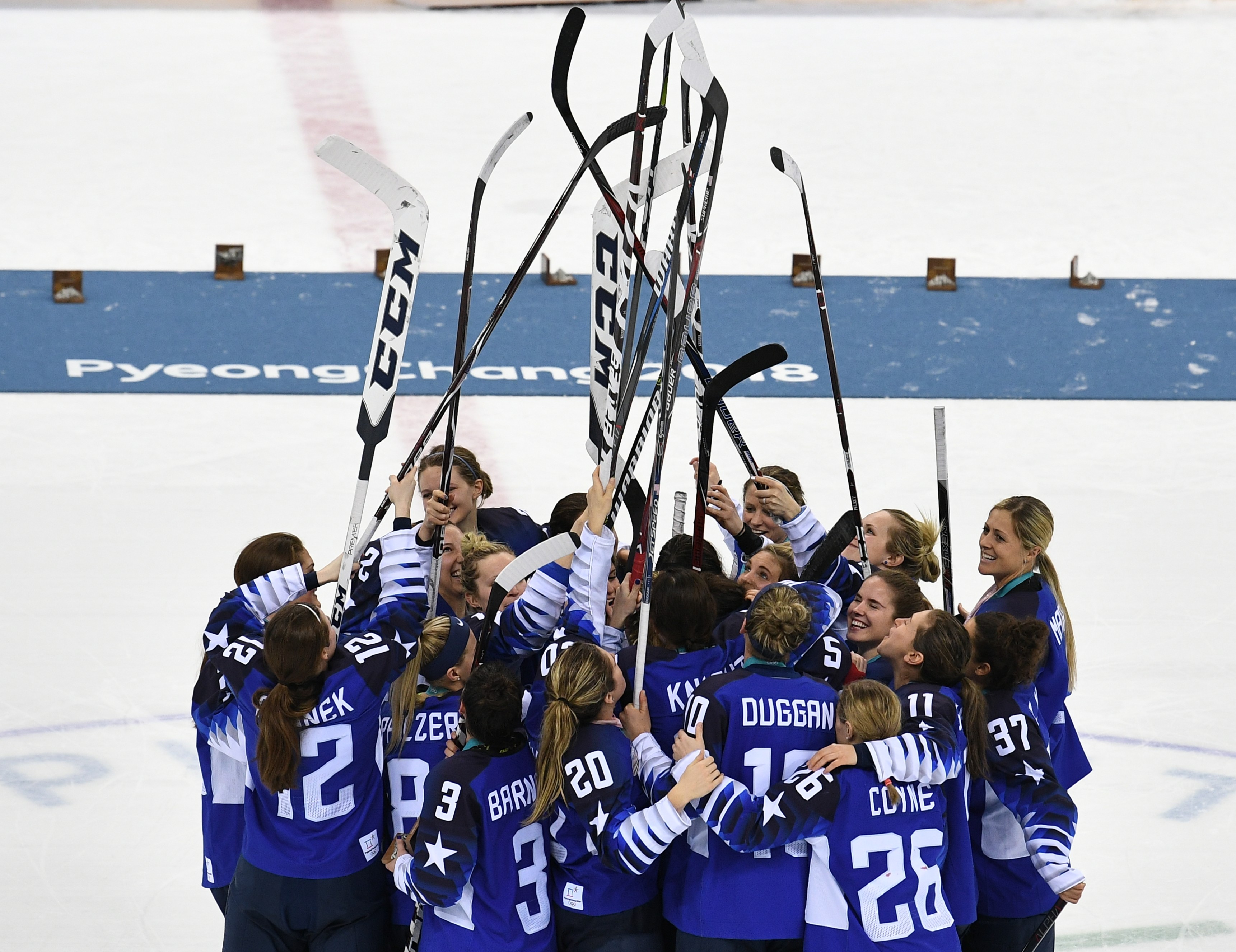 Американские хоккеистки впервые за 20 лет выиграли золото Олимпийских игр. Фото: РИА Новости/Александр Вильф