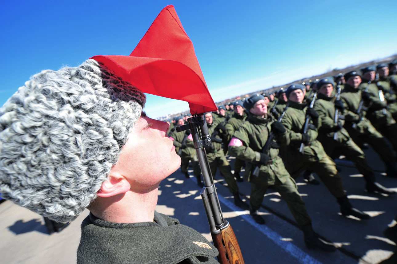 Празднуют ли 23 февраля на украине. С 23 февраля военному. 23 Февраля армия. 23 Февраля парад. С 23 февраля военнослужащему.