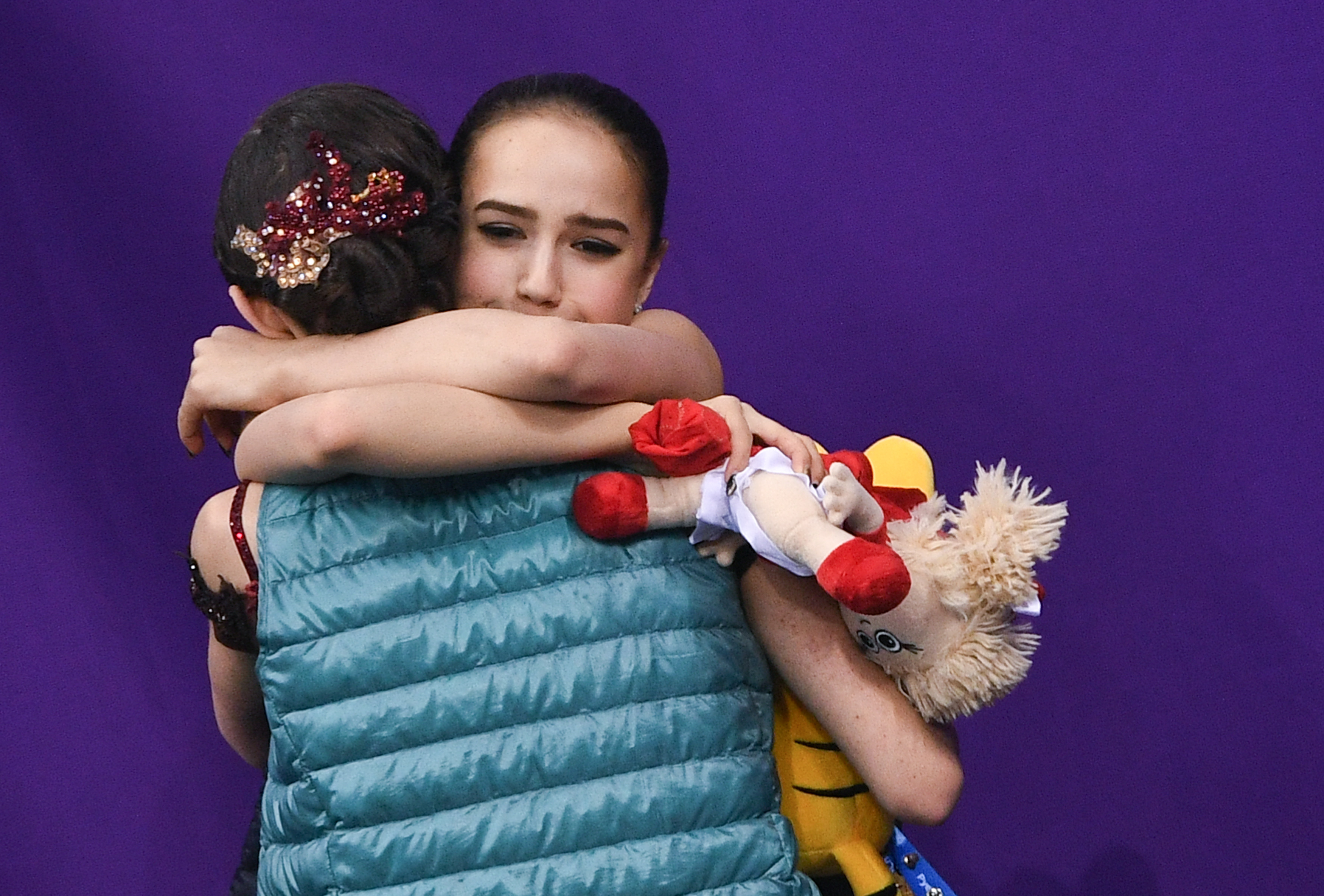 Алина Загитова и Евгения Медведева сразу после соревнований в произвольной программе. Фото: © РИА Новости/Александр Вильф